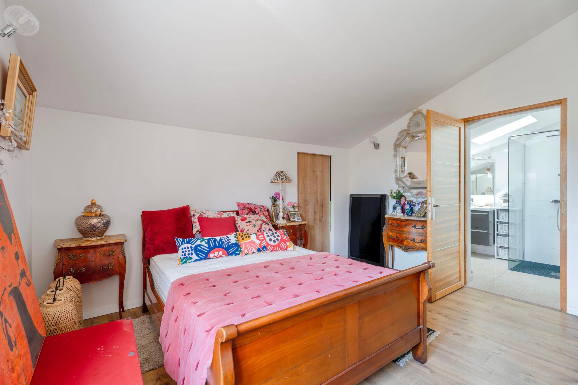 Photo 10 of the listing.