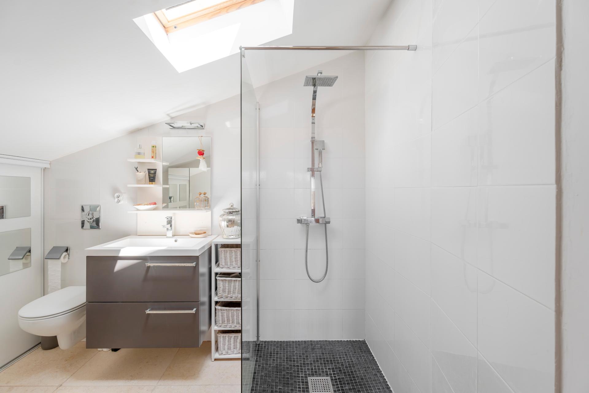 Photo 11 of the listing.