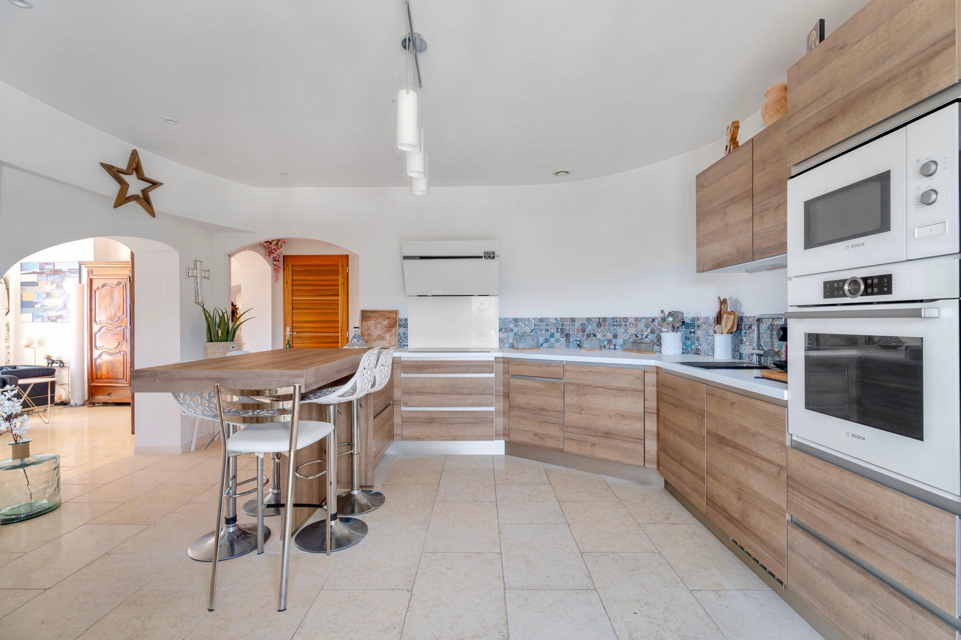 Photo 7 of the listing.