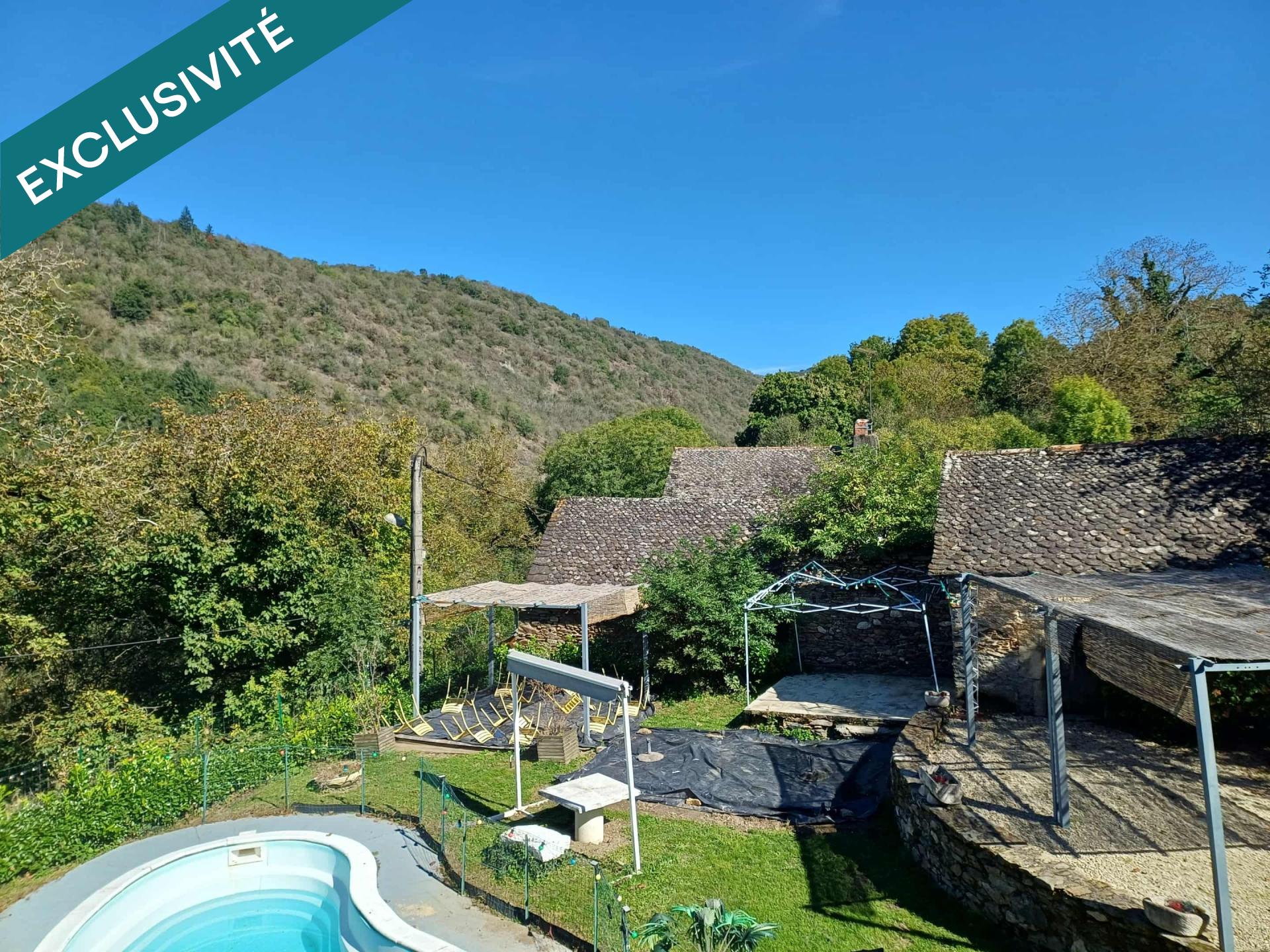 Située à Prévinquières, petit village touristique de l'Aveyron, au centre d'un triangle formé par les villes de Toulouse, Clermont-Ferrand et Montpellier à 35mn de Rodez.