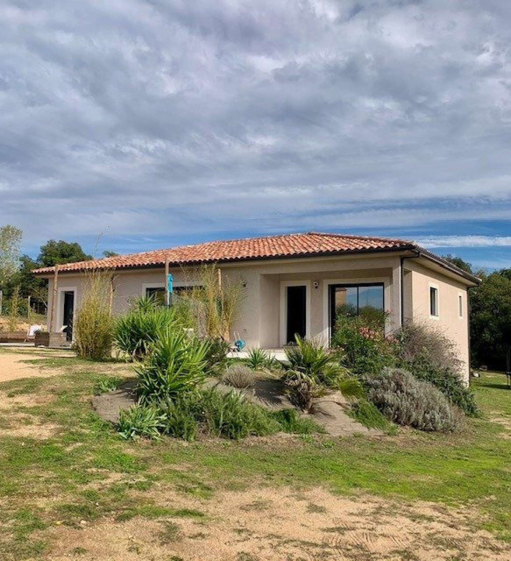 Photo 2 of the listing.