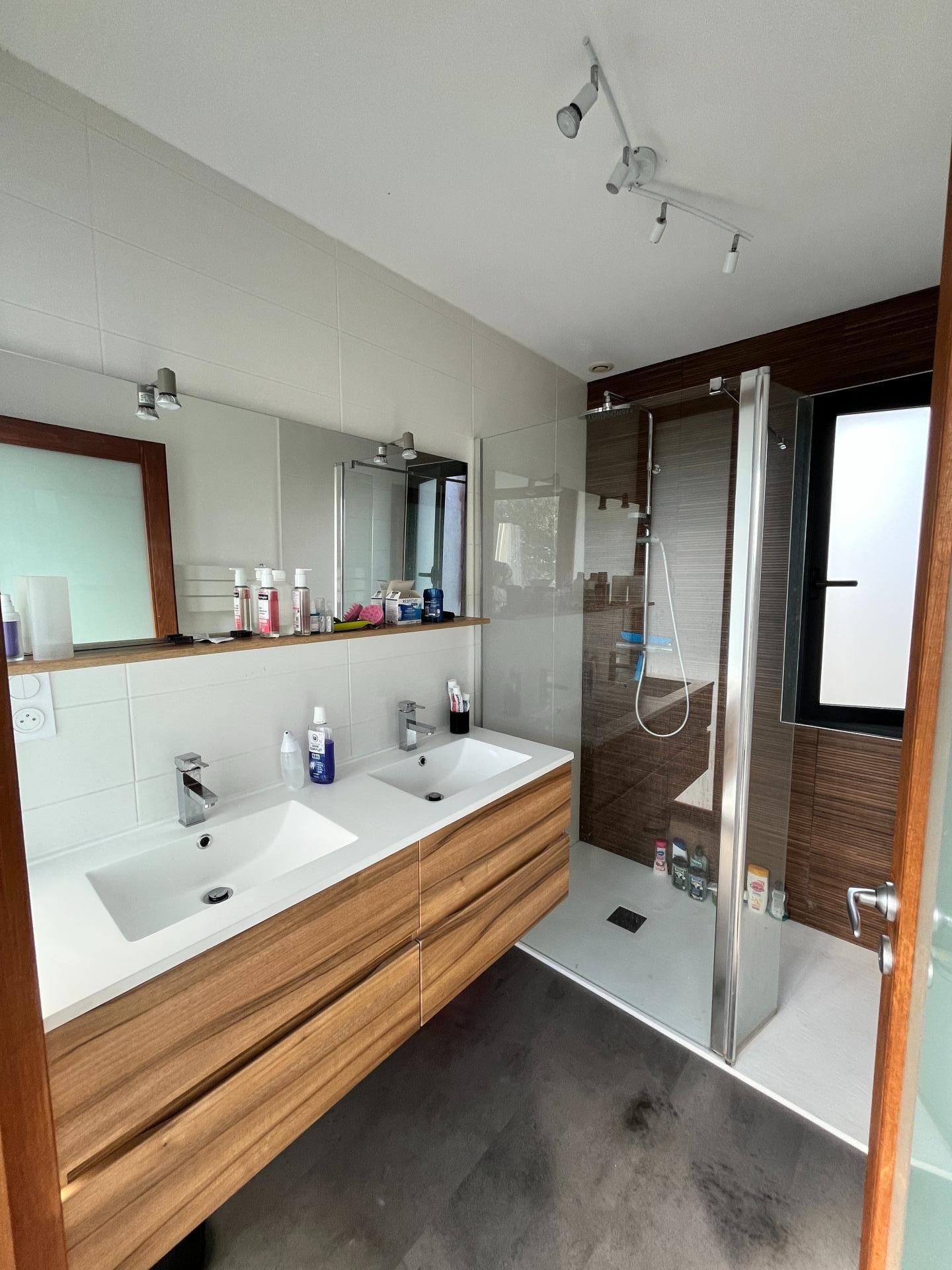 Photo 7 of the listing.