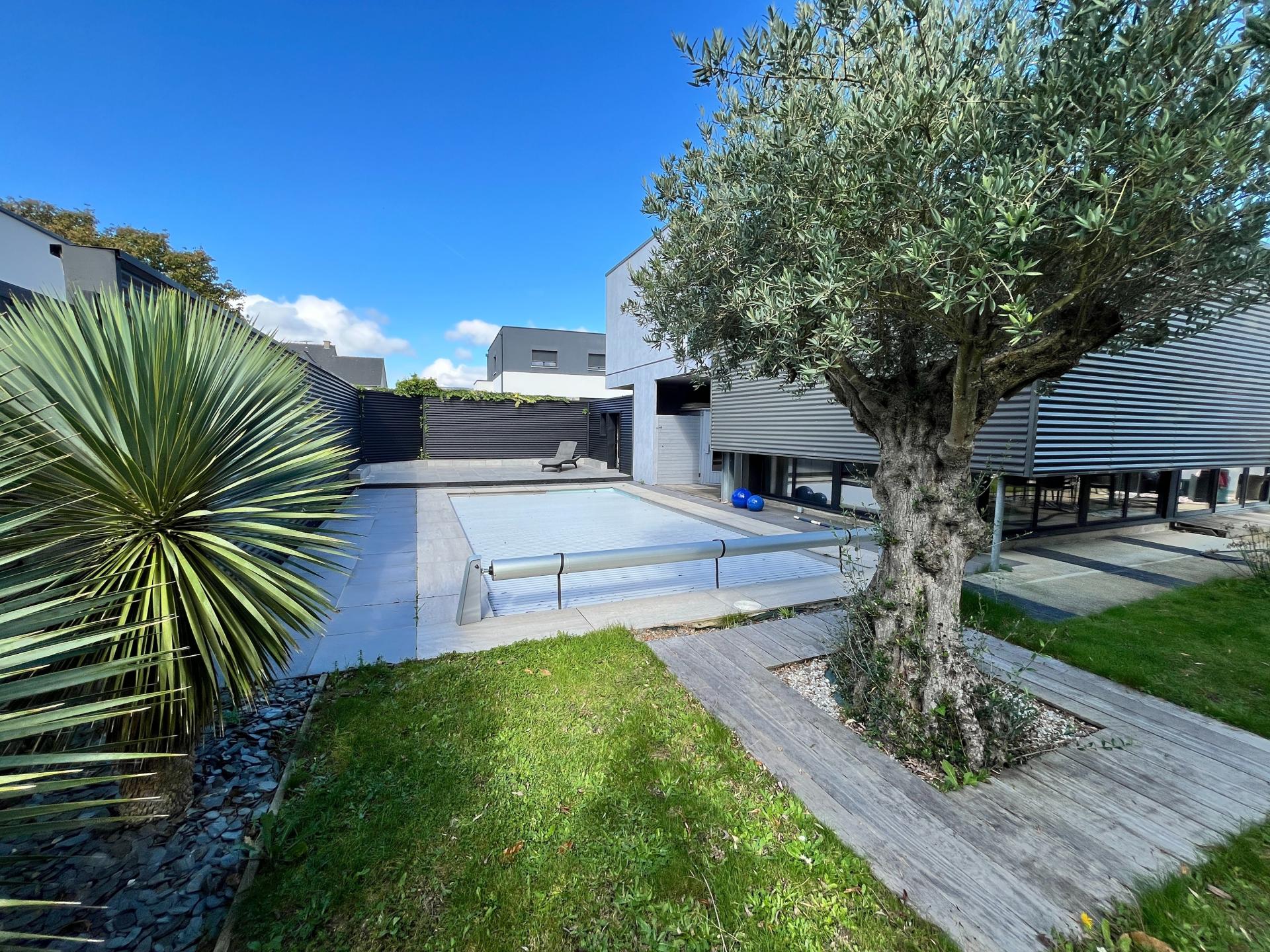 Photo 8 of the listing.