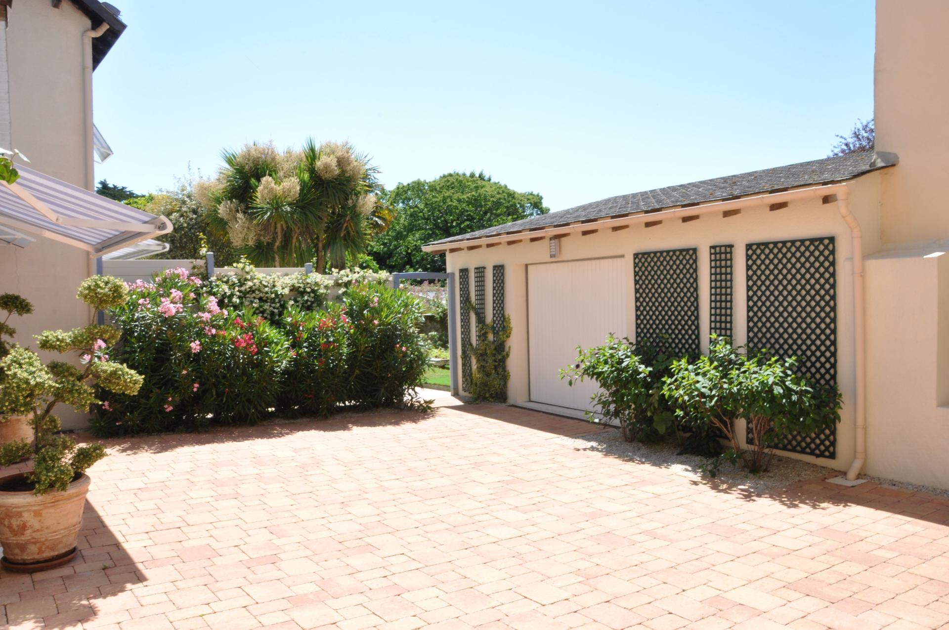 Photo 8 of the listing.