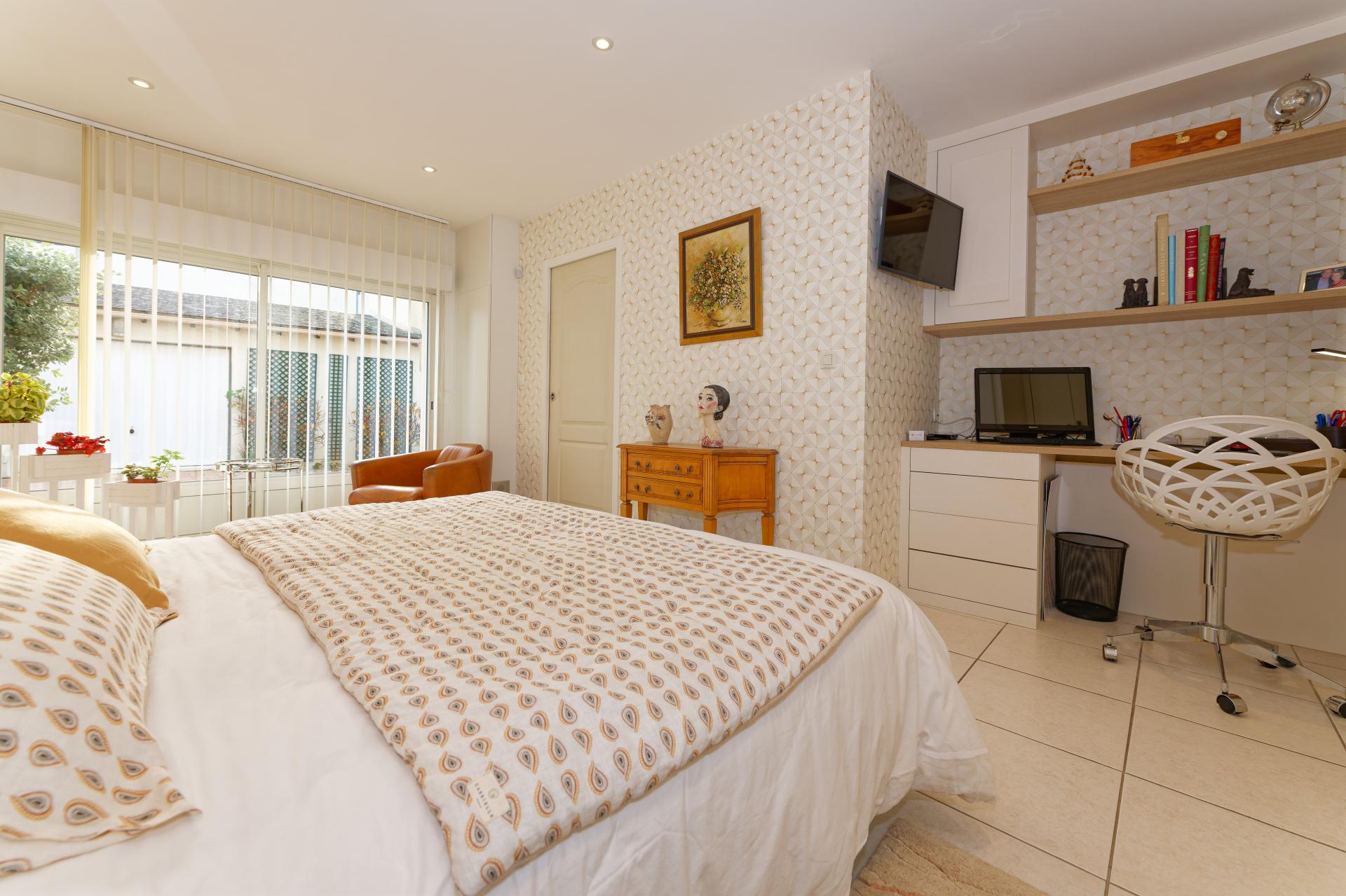 Photo 14 of the listing.