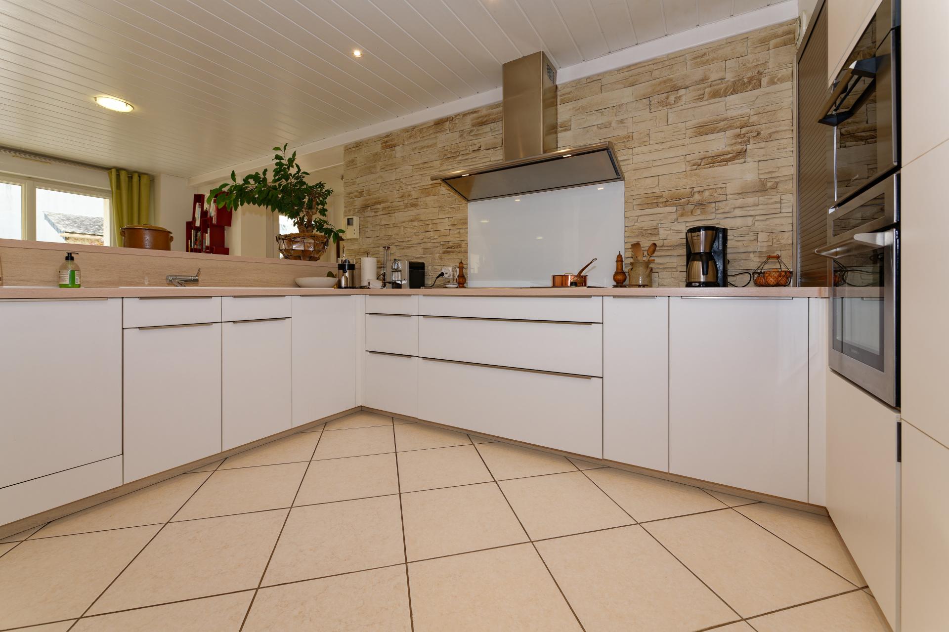 Photo 4 of the listing.