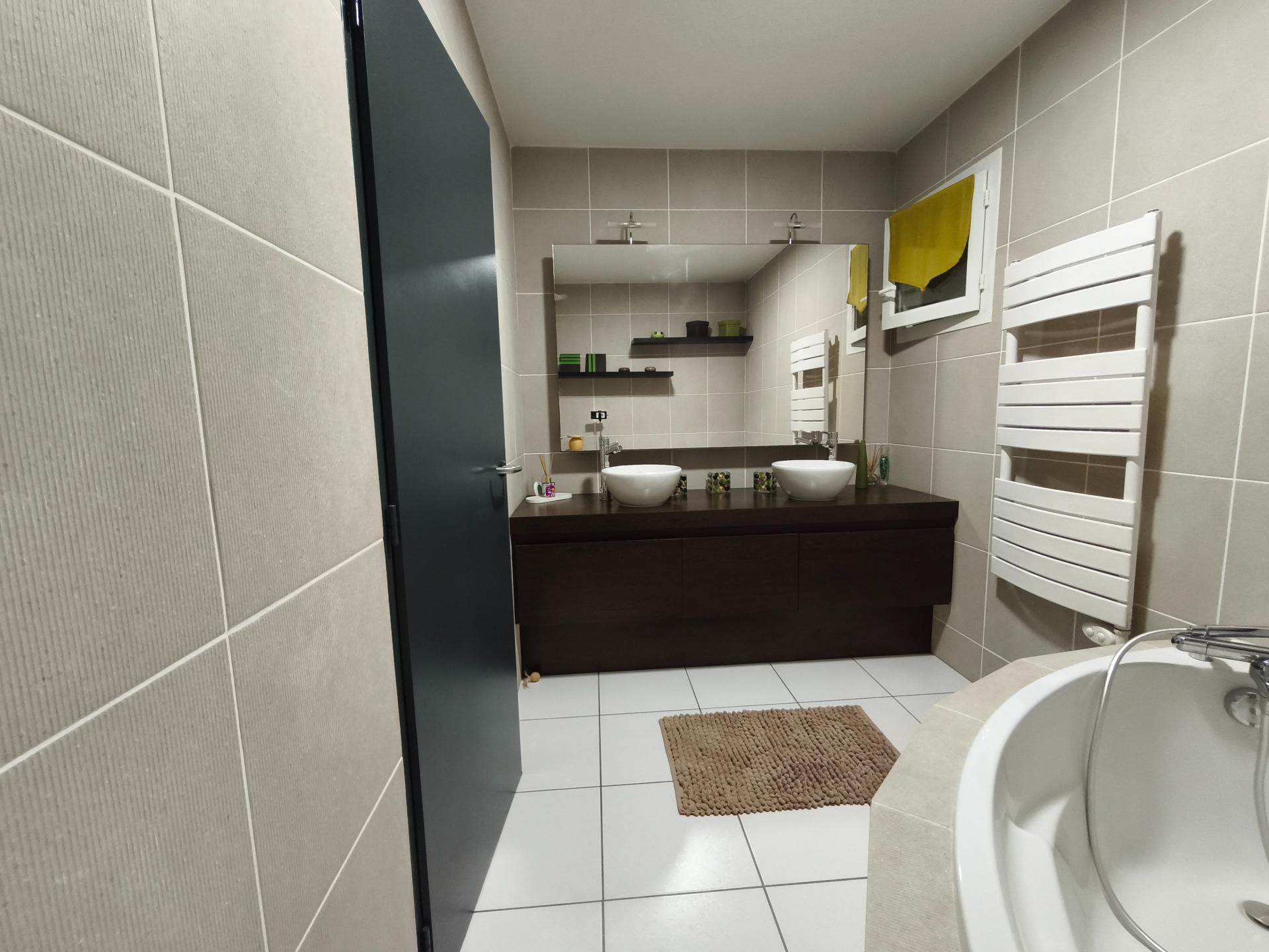 Photo 14 of the listing.