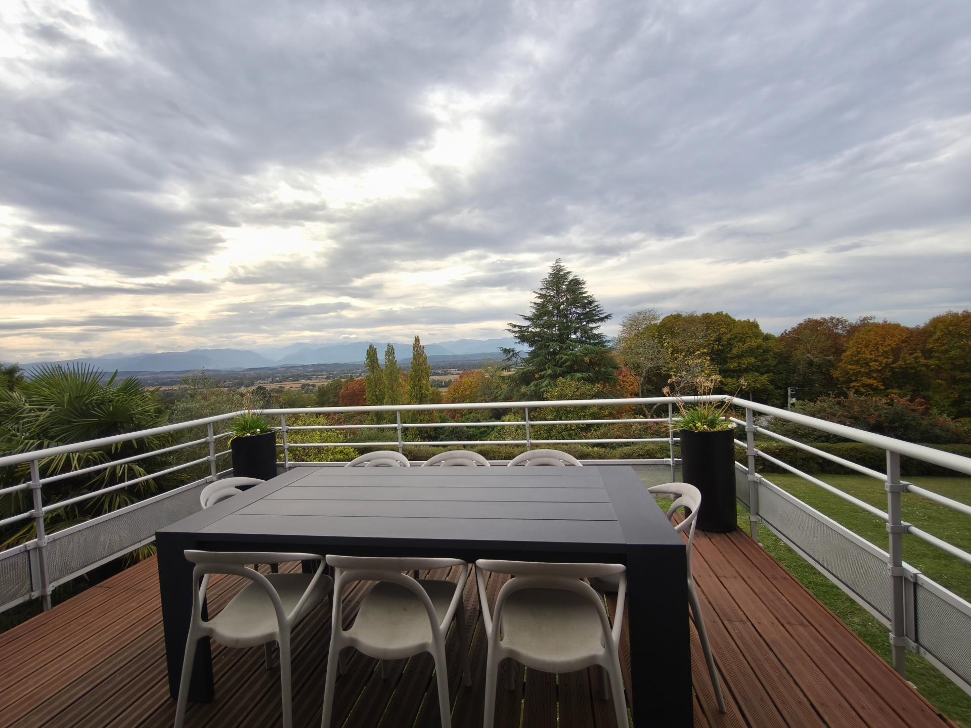 Photo 4 of the listing.