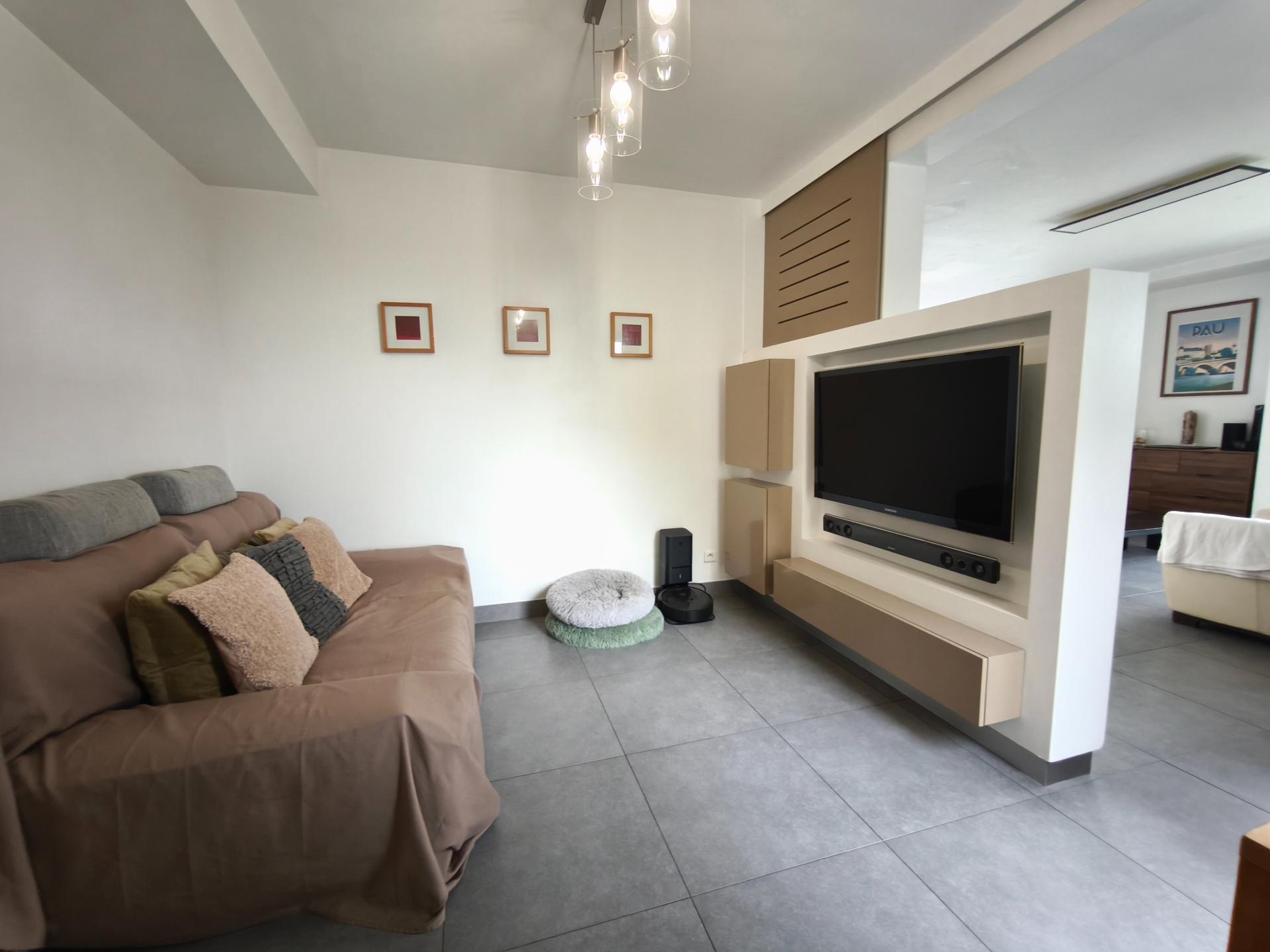 Photo 6 of the listing.