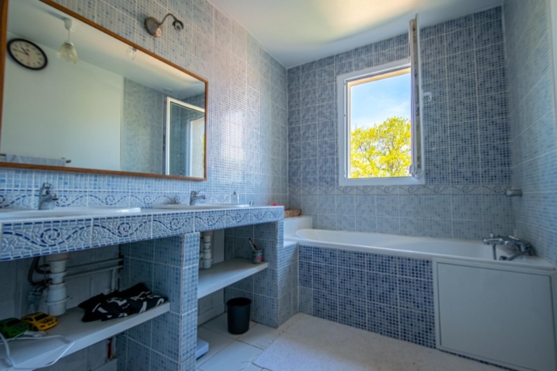 Photo 7 of the listing.