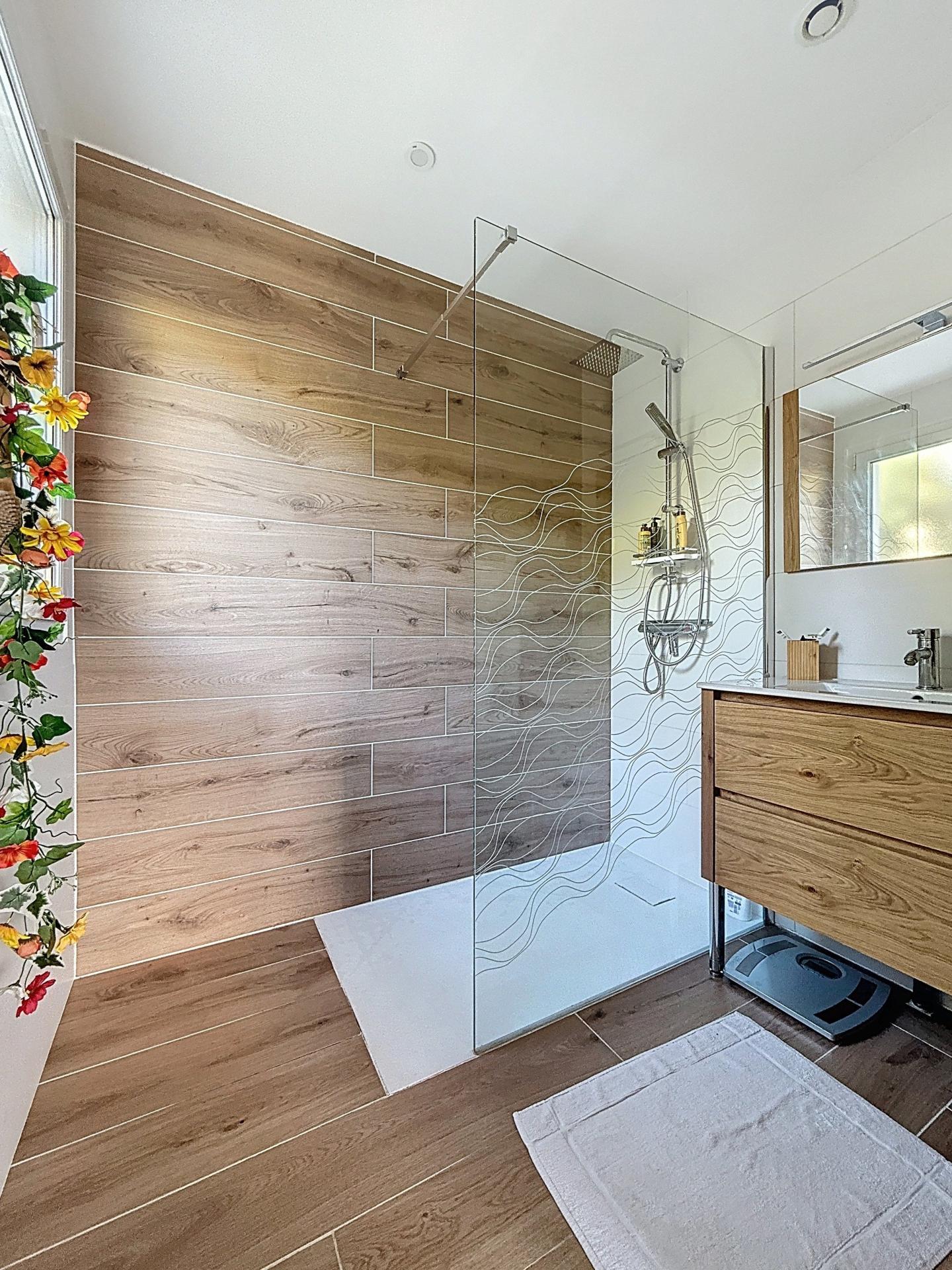 Photo 6 of the listing.