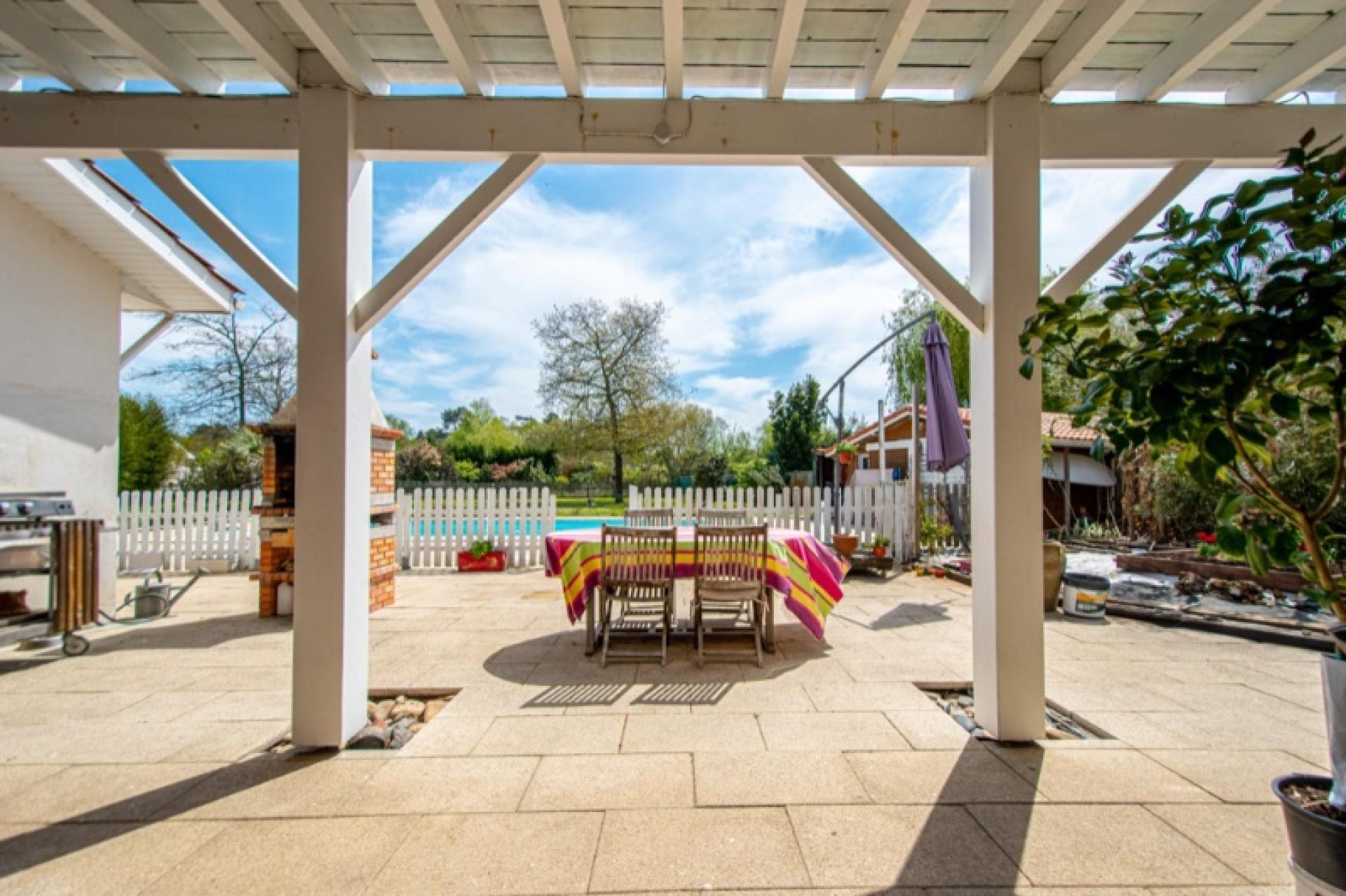 Photo 2 of the listing.