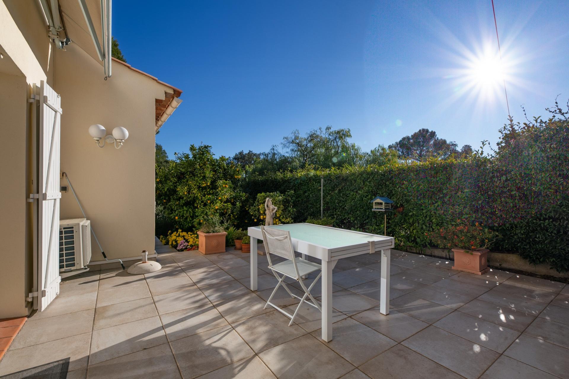 Photo 7 of the listing.