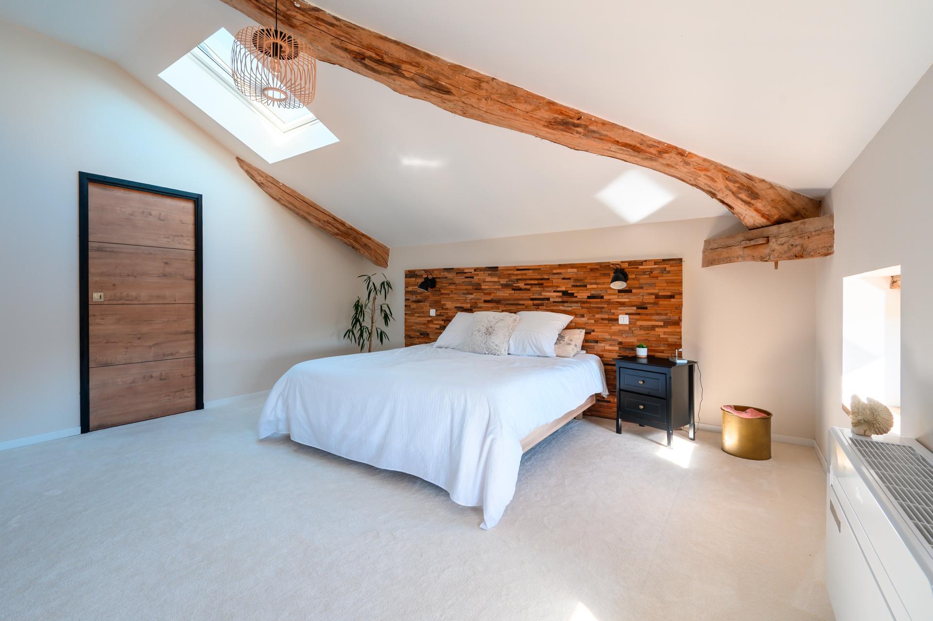 Photo 7 of the listing.