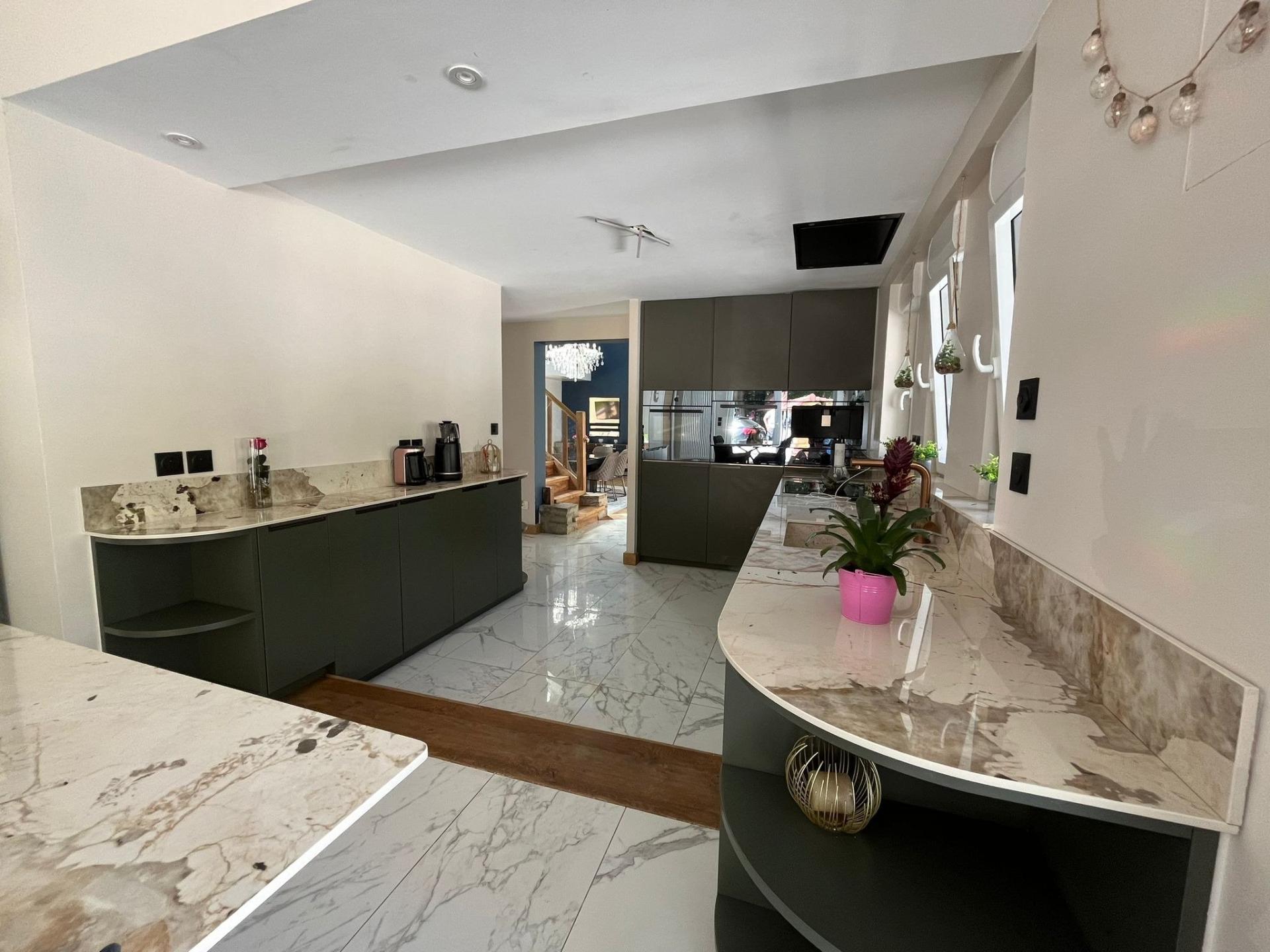 Photo 6 of the listing.