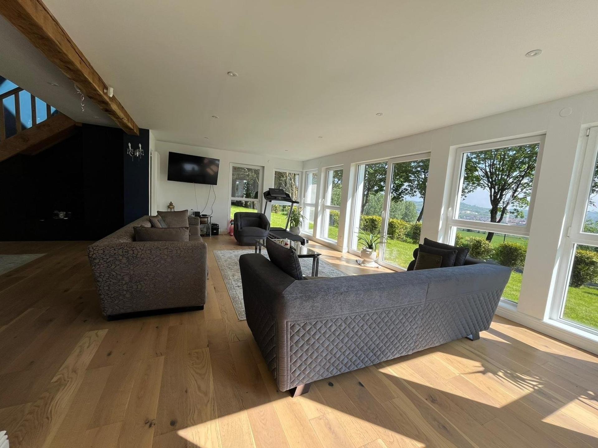 Photo 2 of the listing.