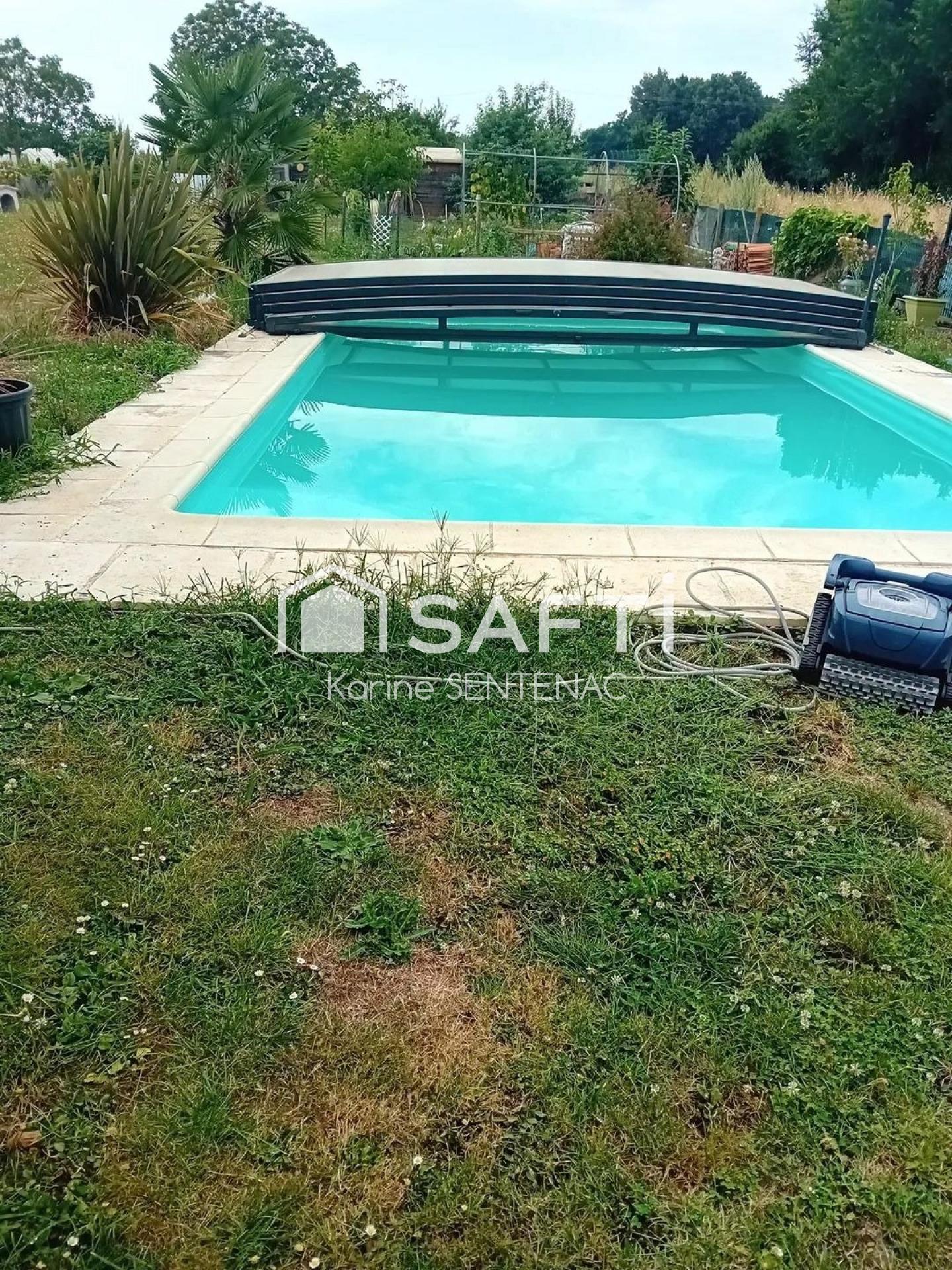 Piscine et tour au niveau de la salle manger