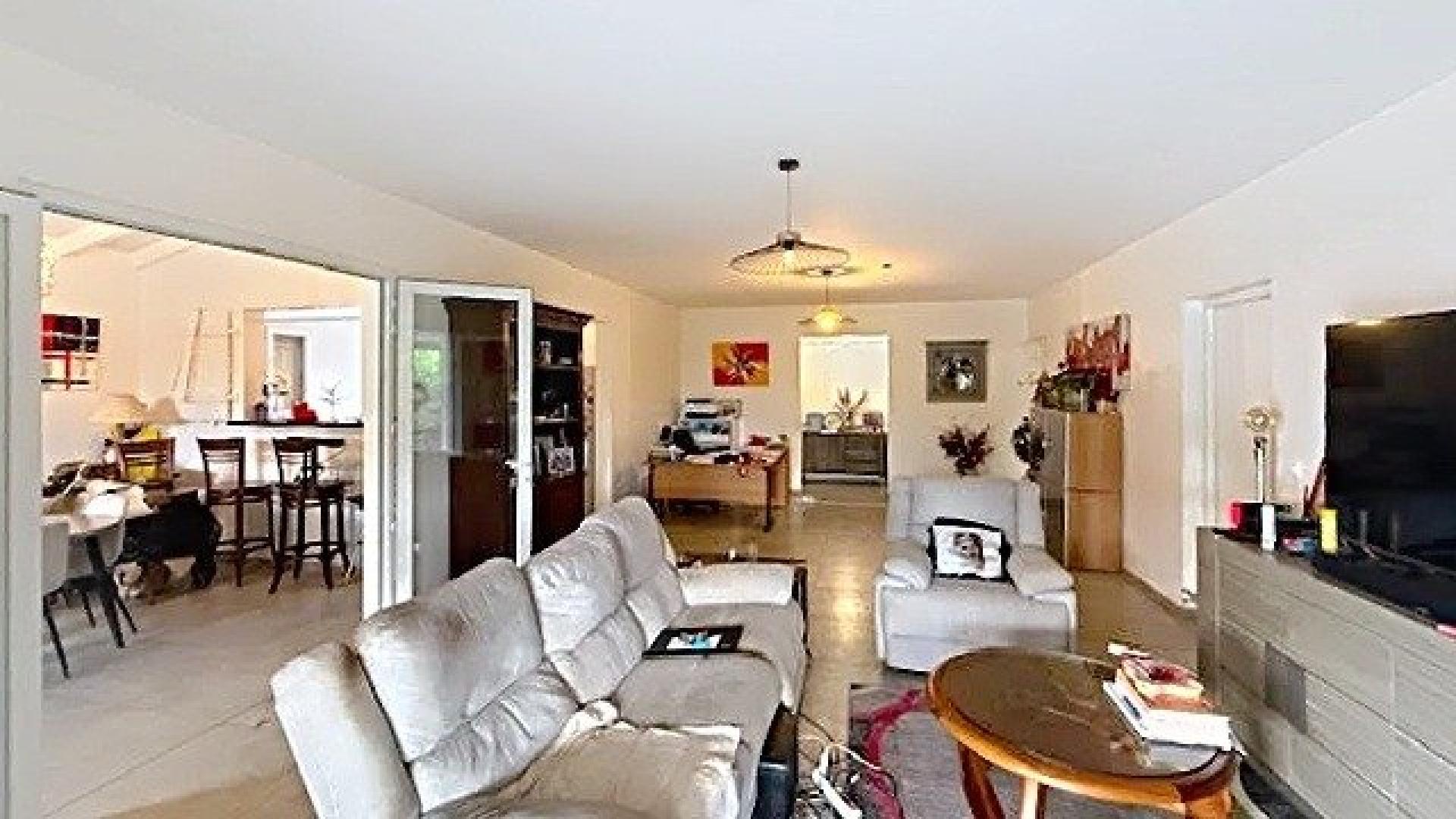 Photo 4 of the listing.