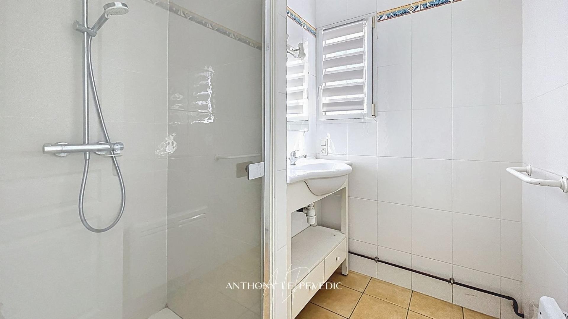 Photo 8 of the listing.