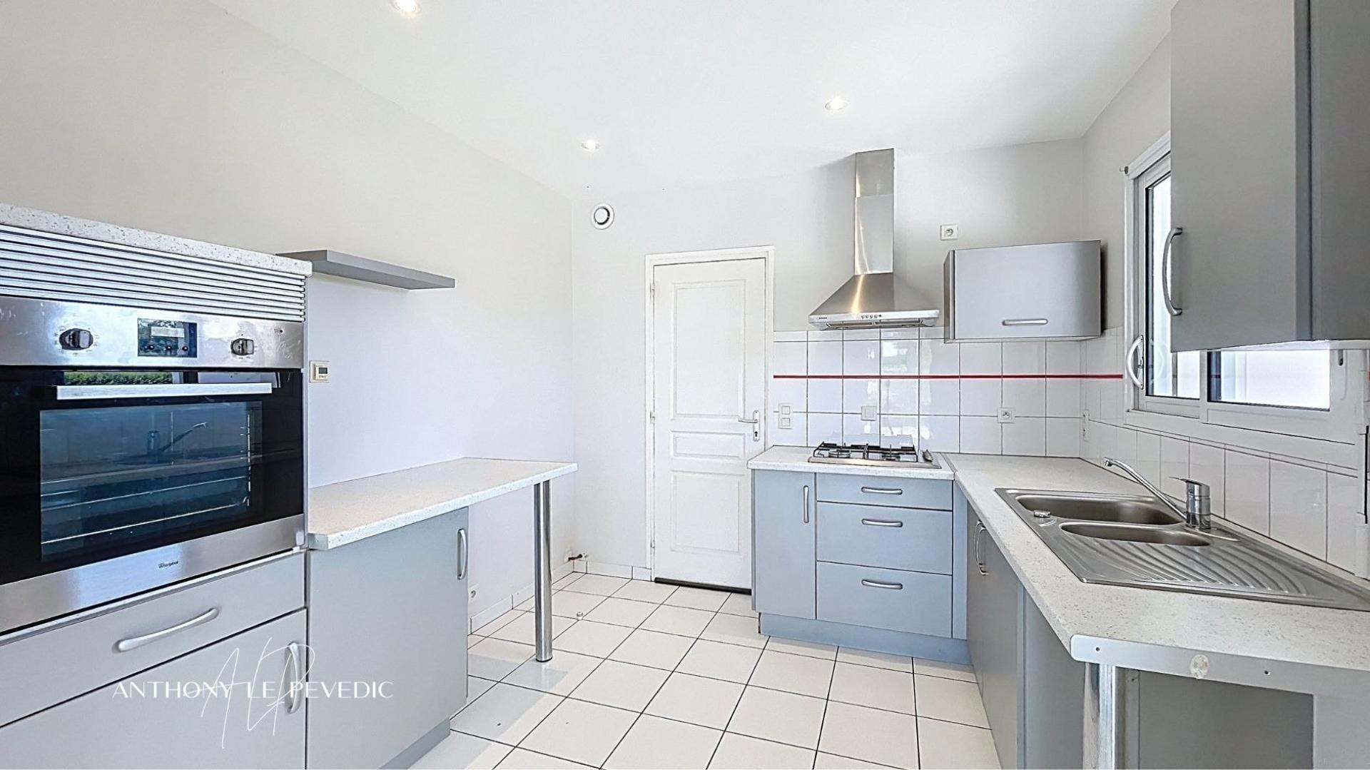 Photo 6 of the listing.