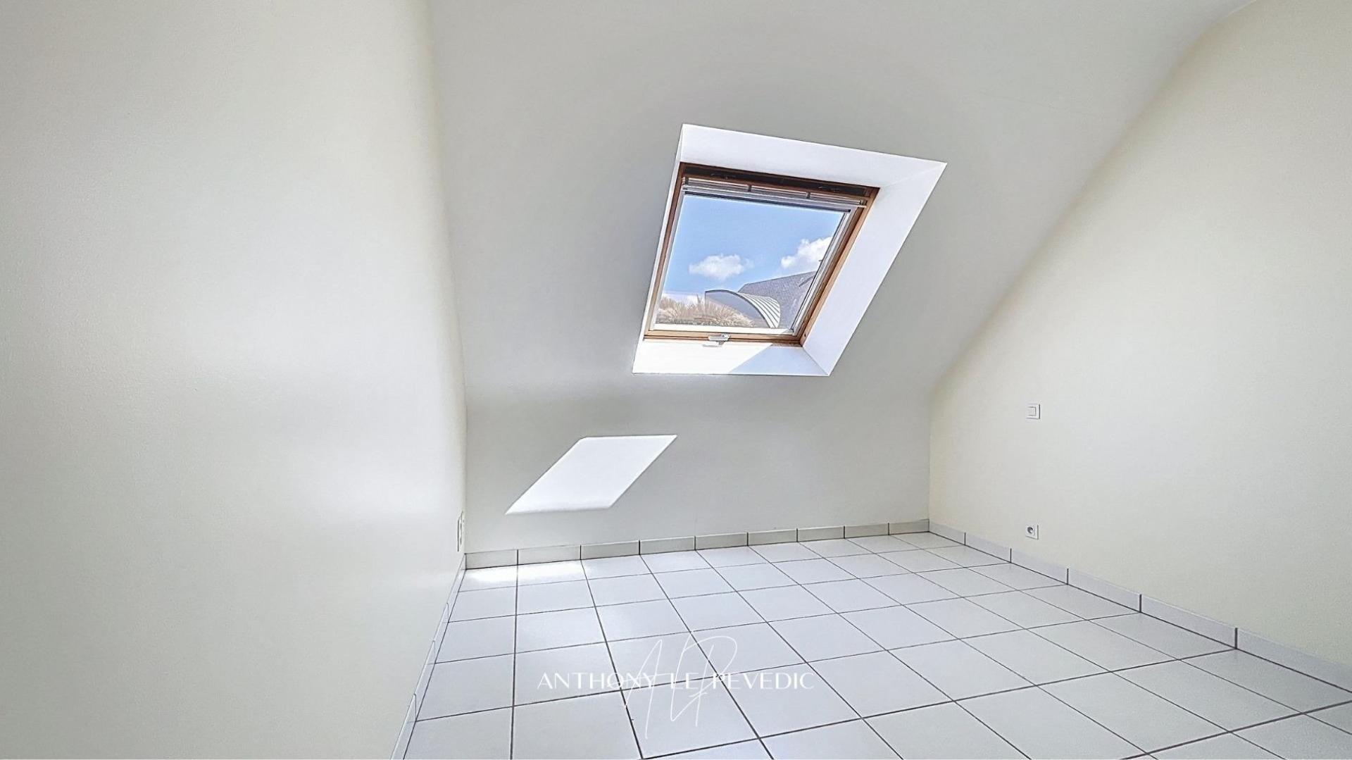 Photo 7 of the listing.