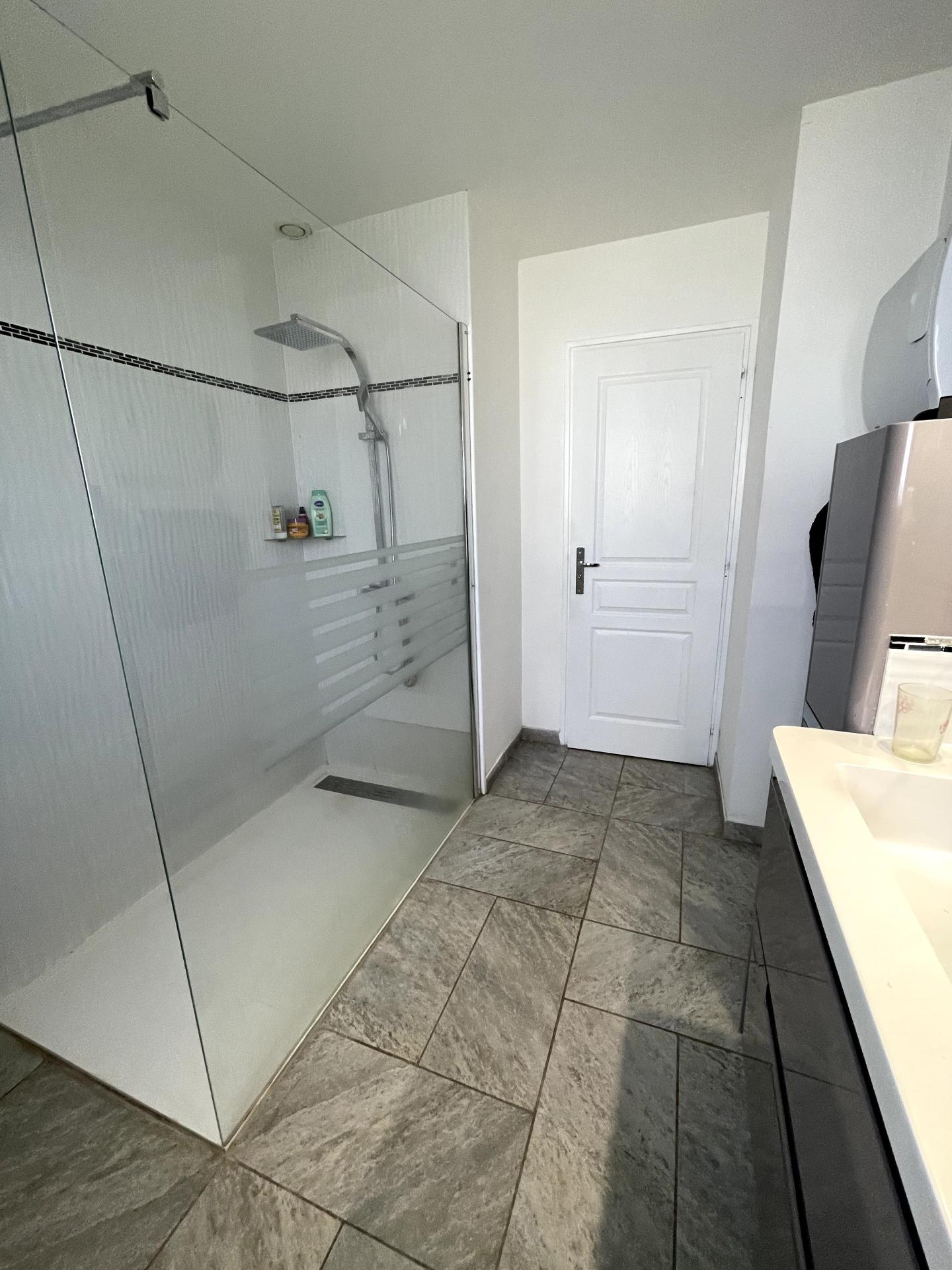 Photo 4 of the listing.