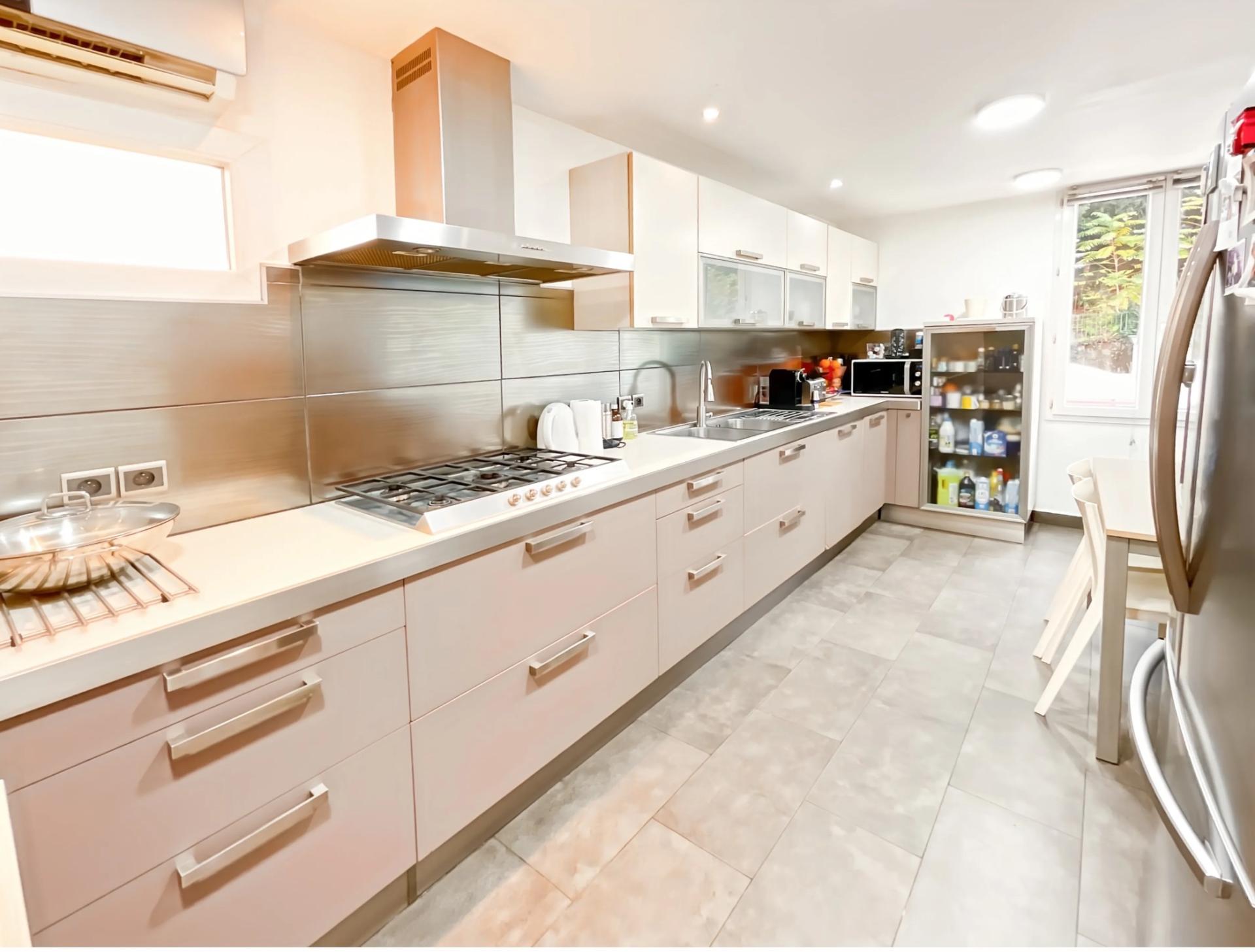 Photo 6 of the listing.