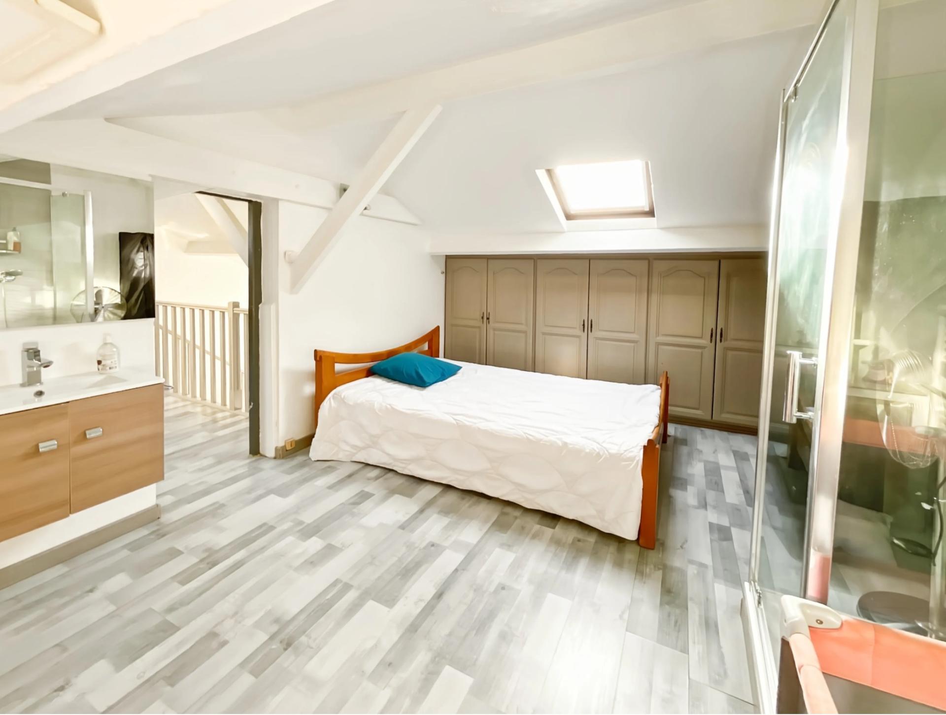 Photo 8 of the listing.