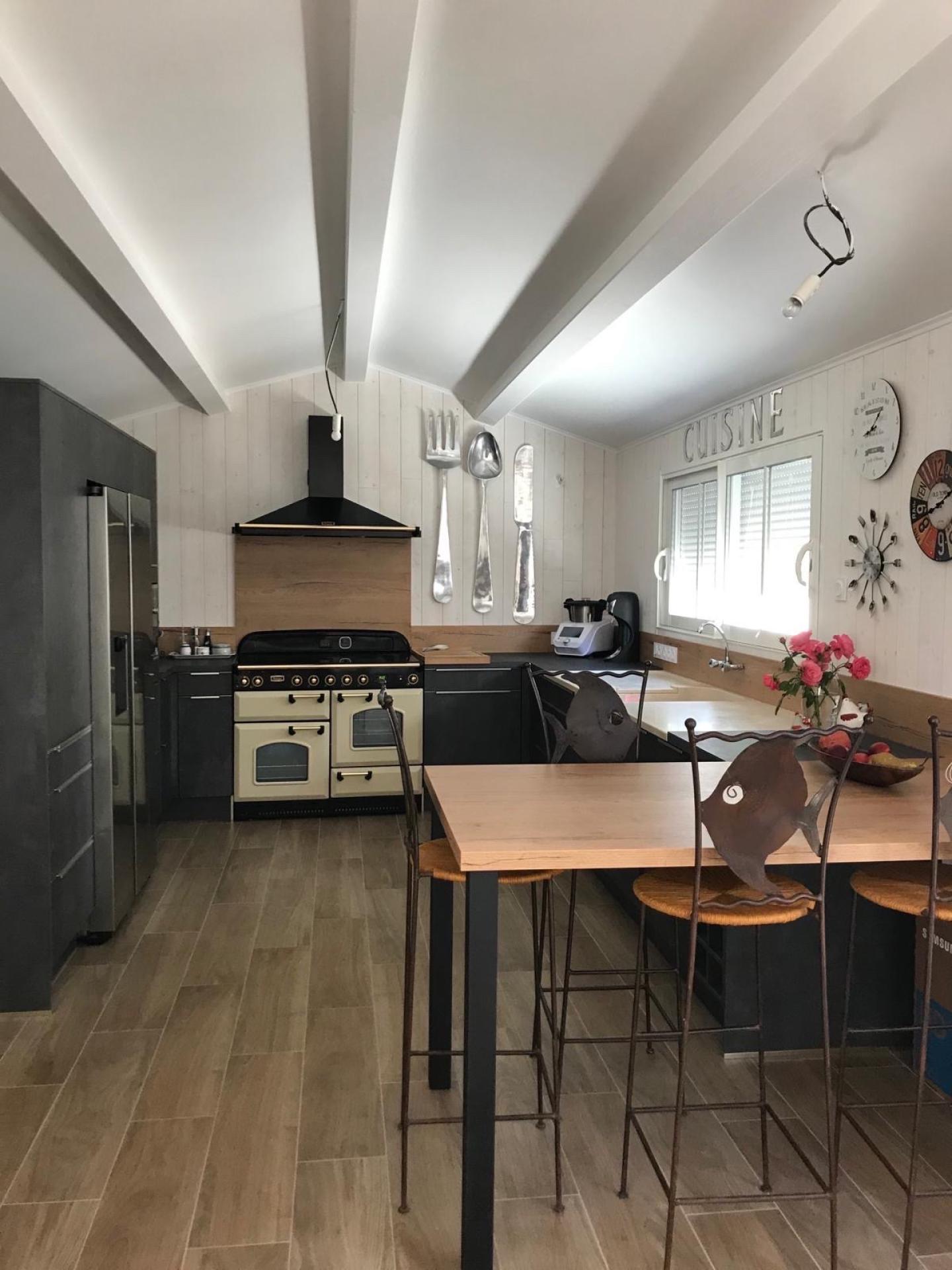 Photo 2 of the listing.