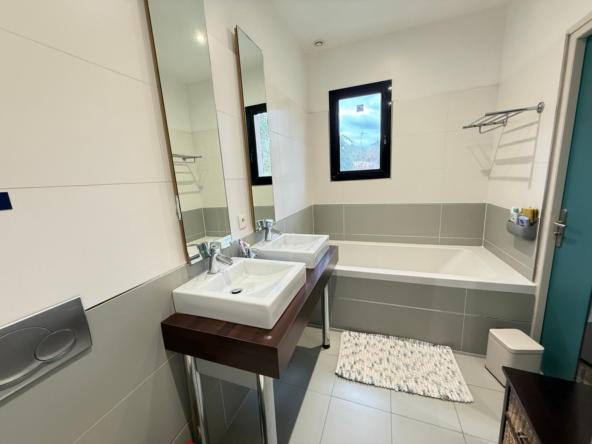 Photo 11 of the listing.