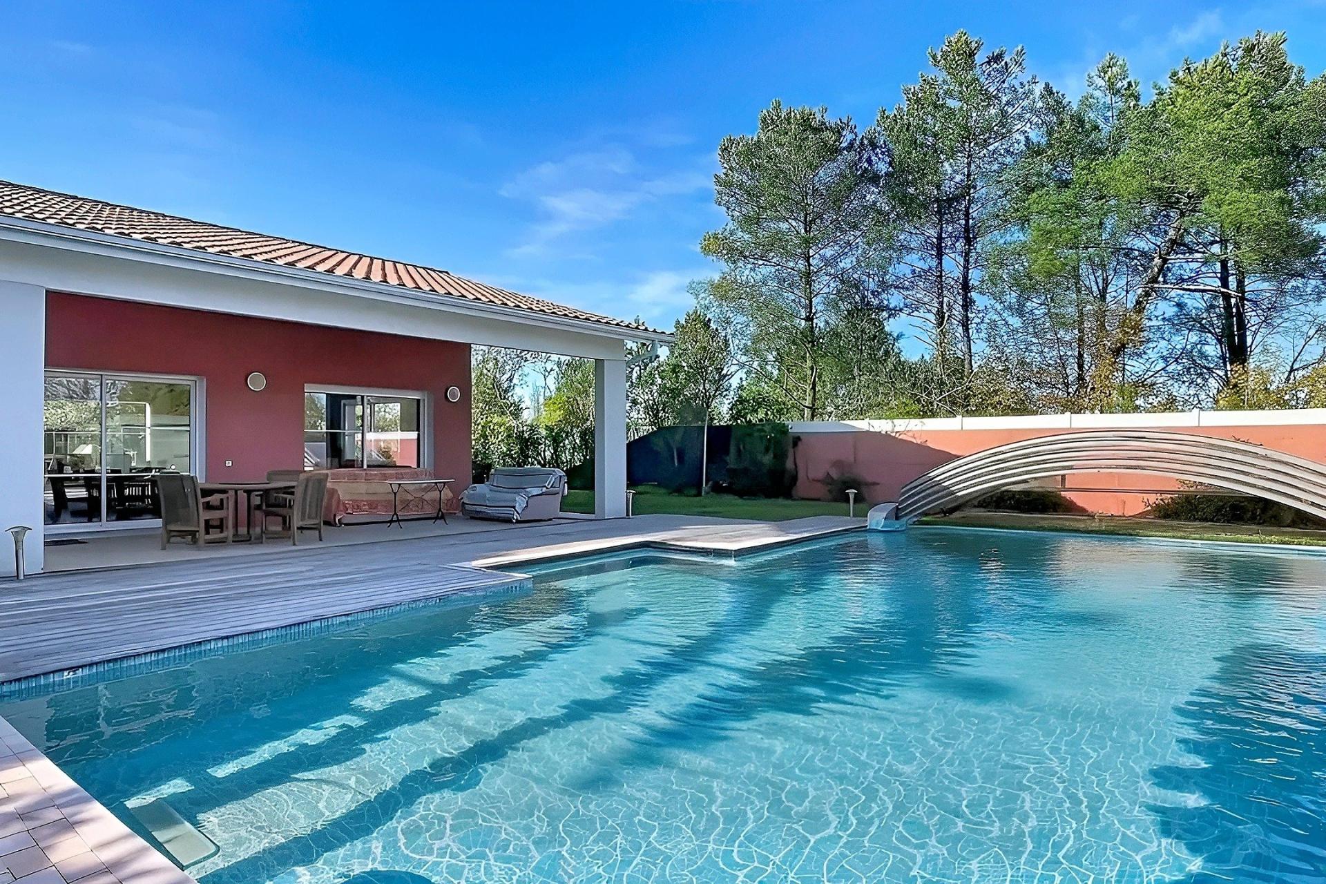 Photo 2 of the listing.