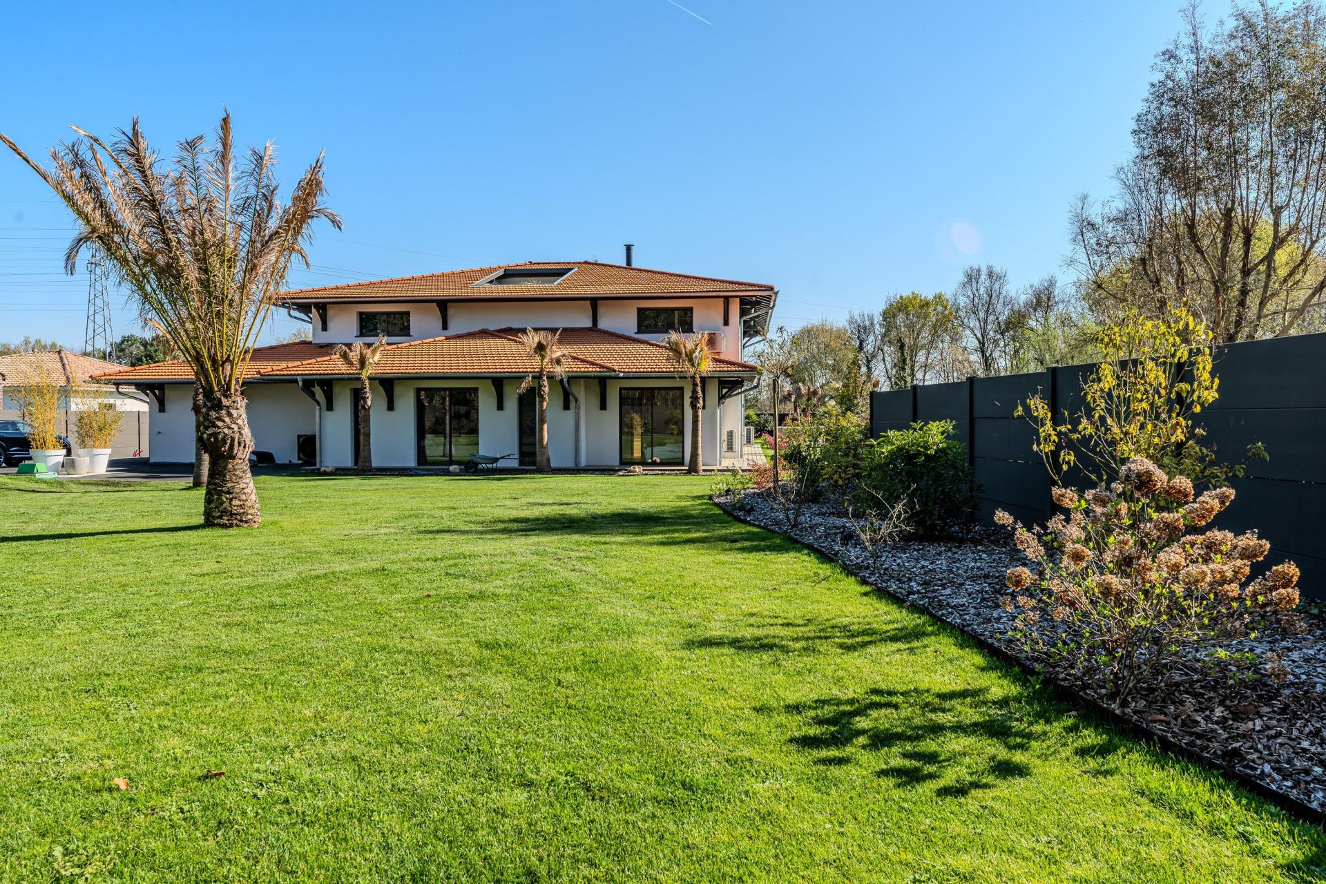 Photo 7 of the listing.