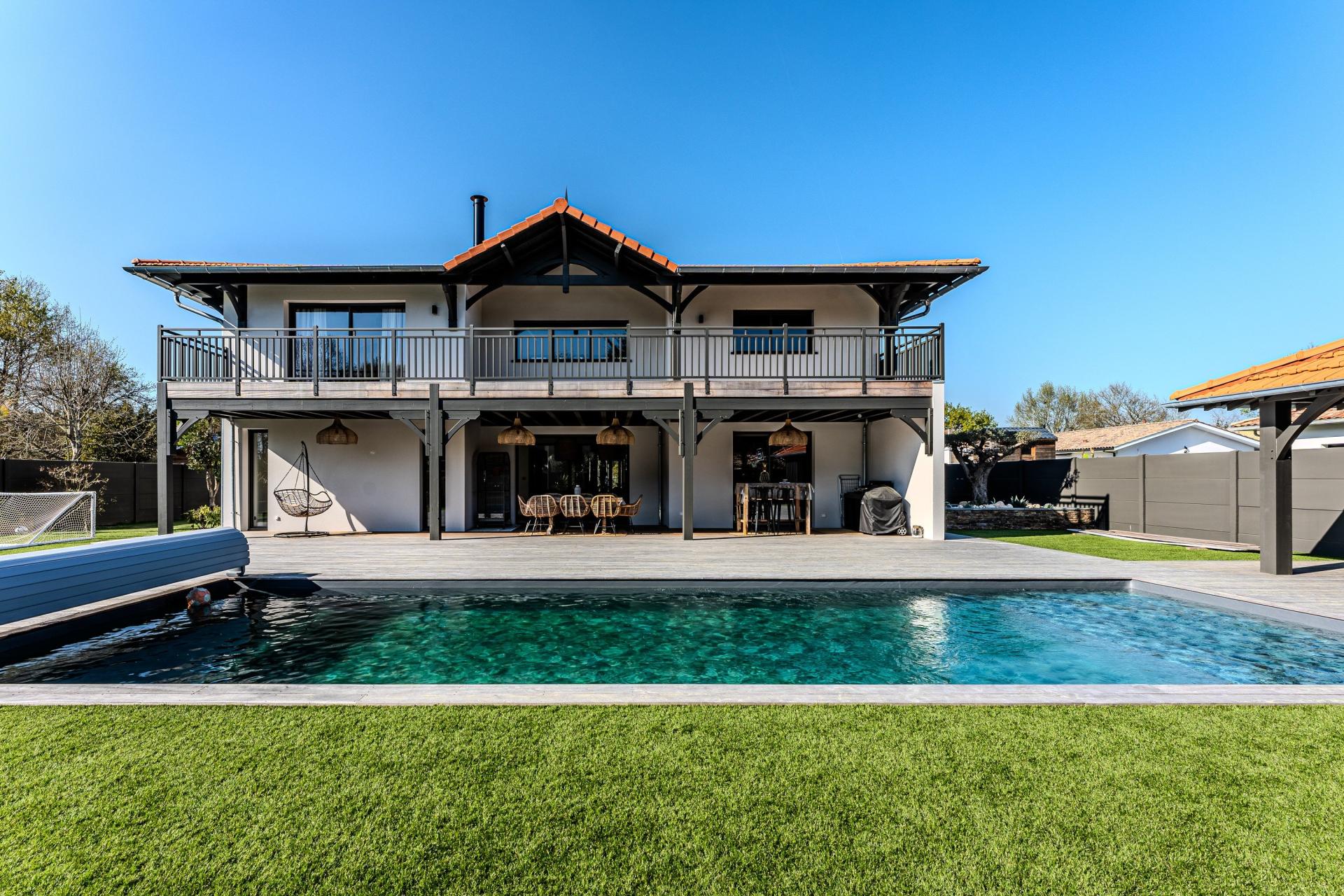 Photo 2 of the listing.