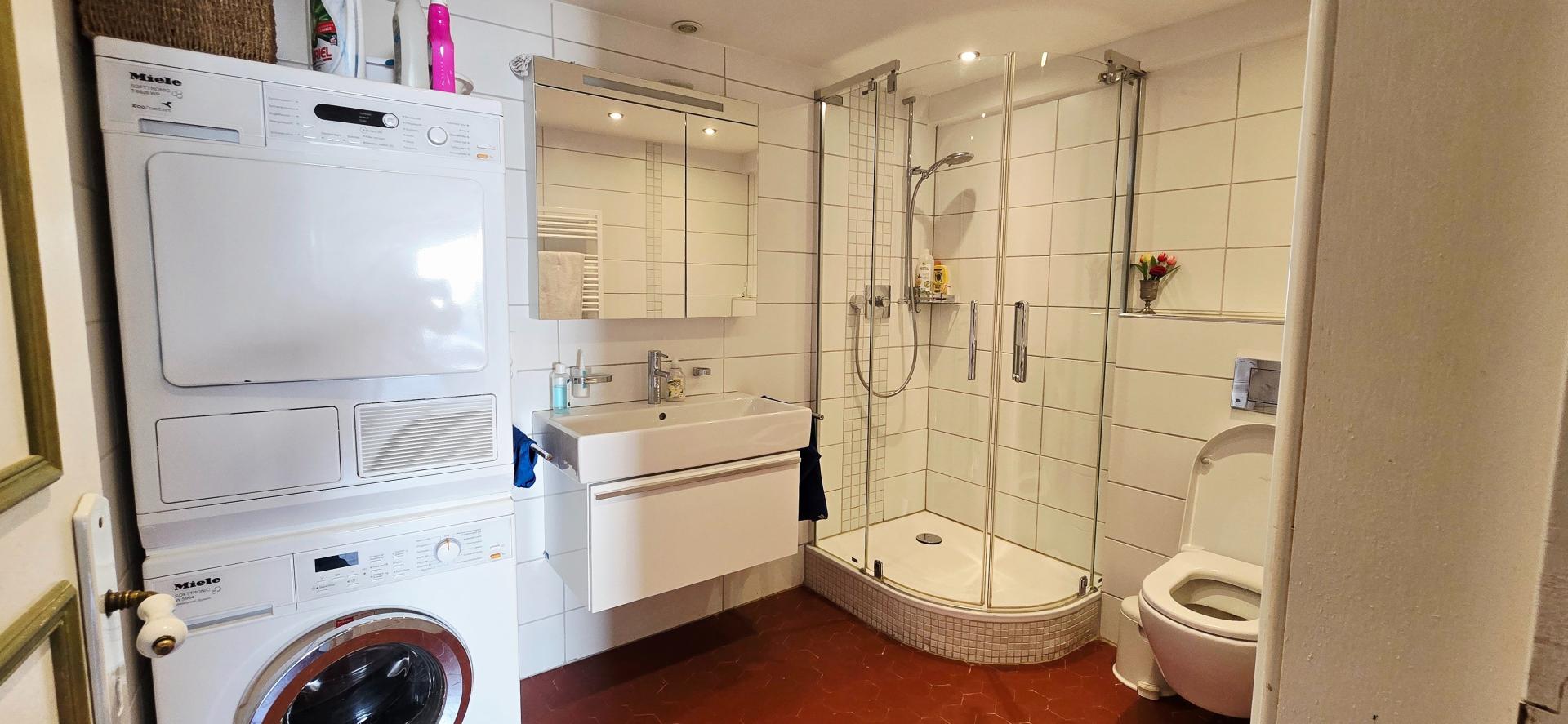 Photo 11 of the listing.