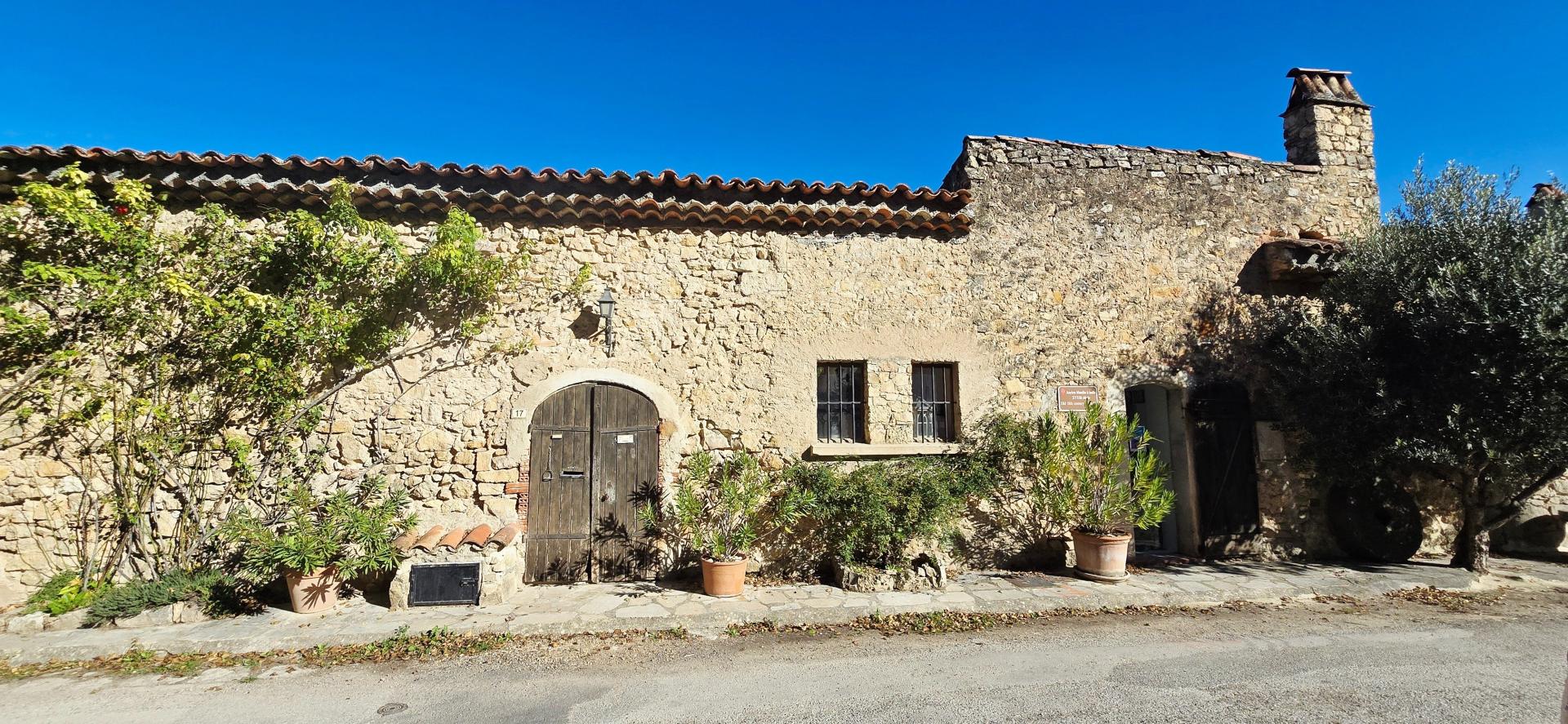 Photo 2 of the listing.