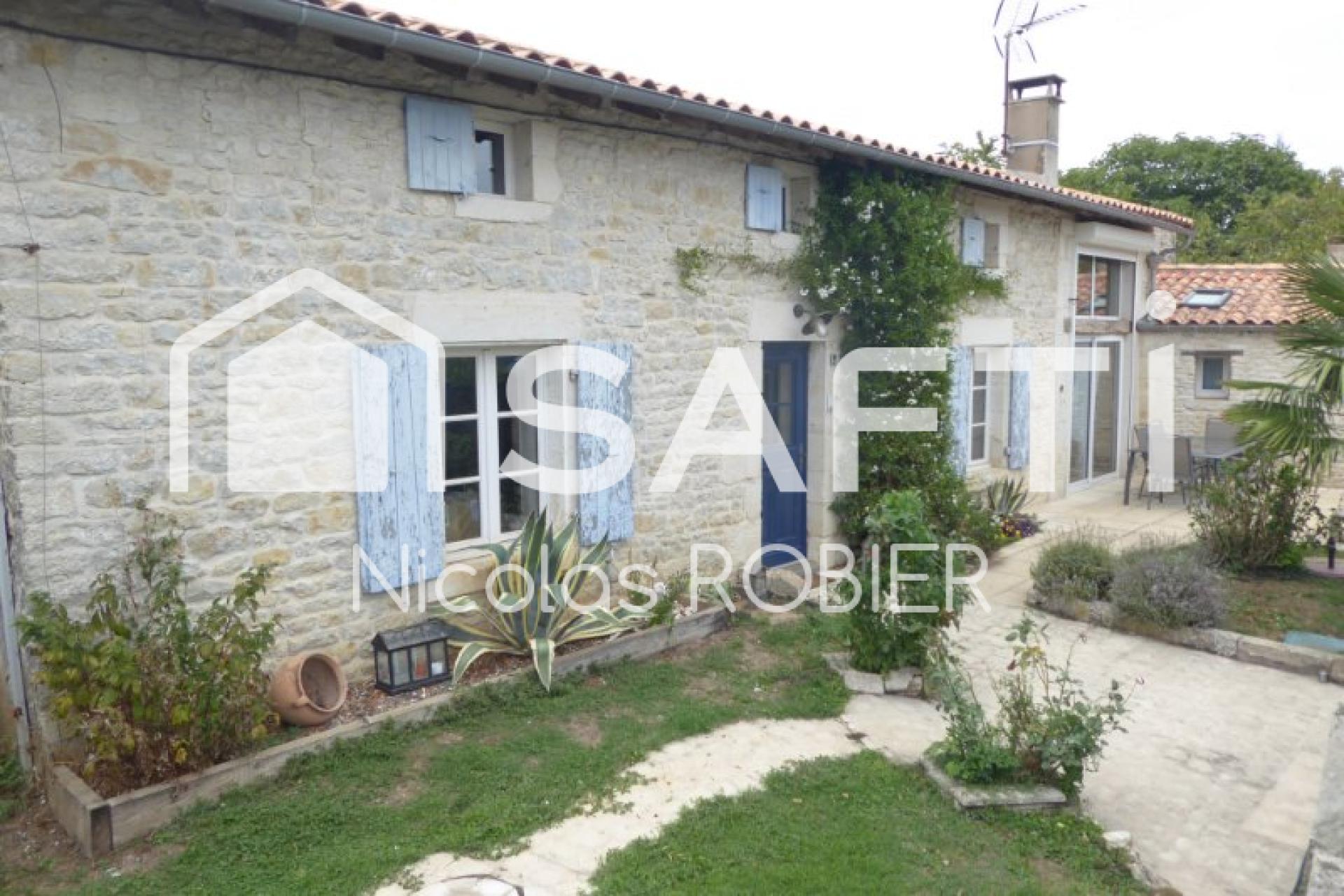 Jolie Maison en pierre, beaux volumes, possibilités trois chambres, petite dépendance!!