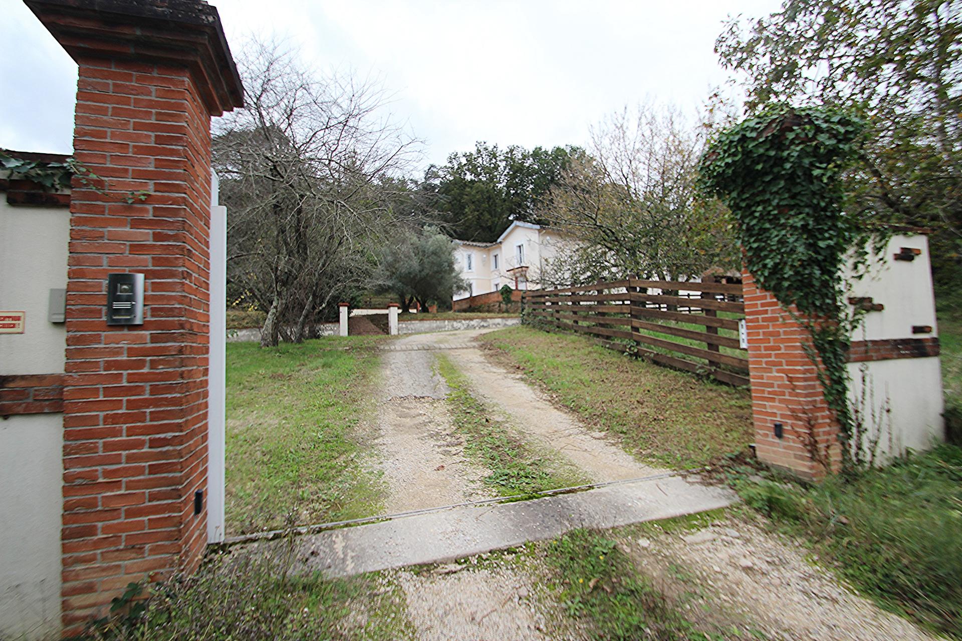 Photo 2 of the listing.