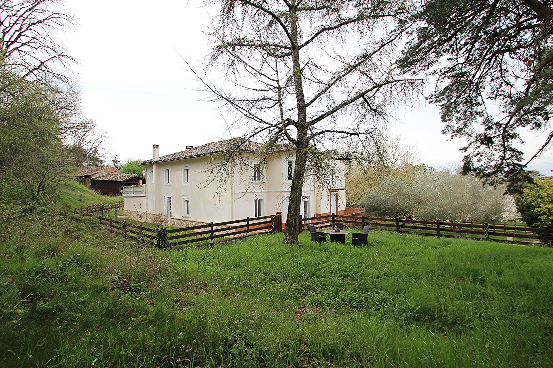 Photo 5 of the listing.