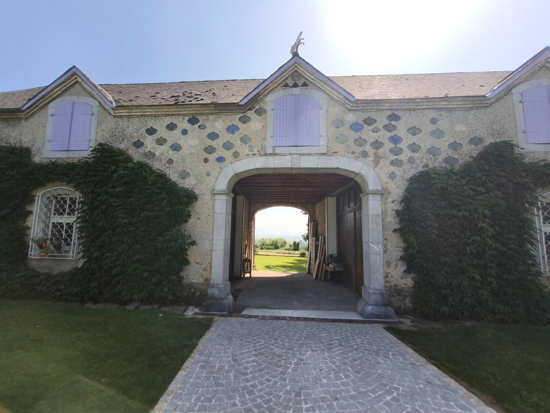 Photo 2 of the listing.