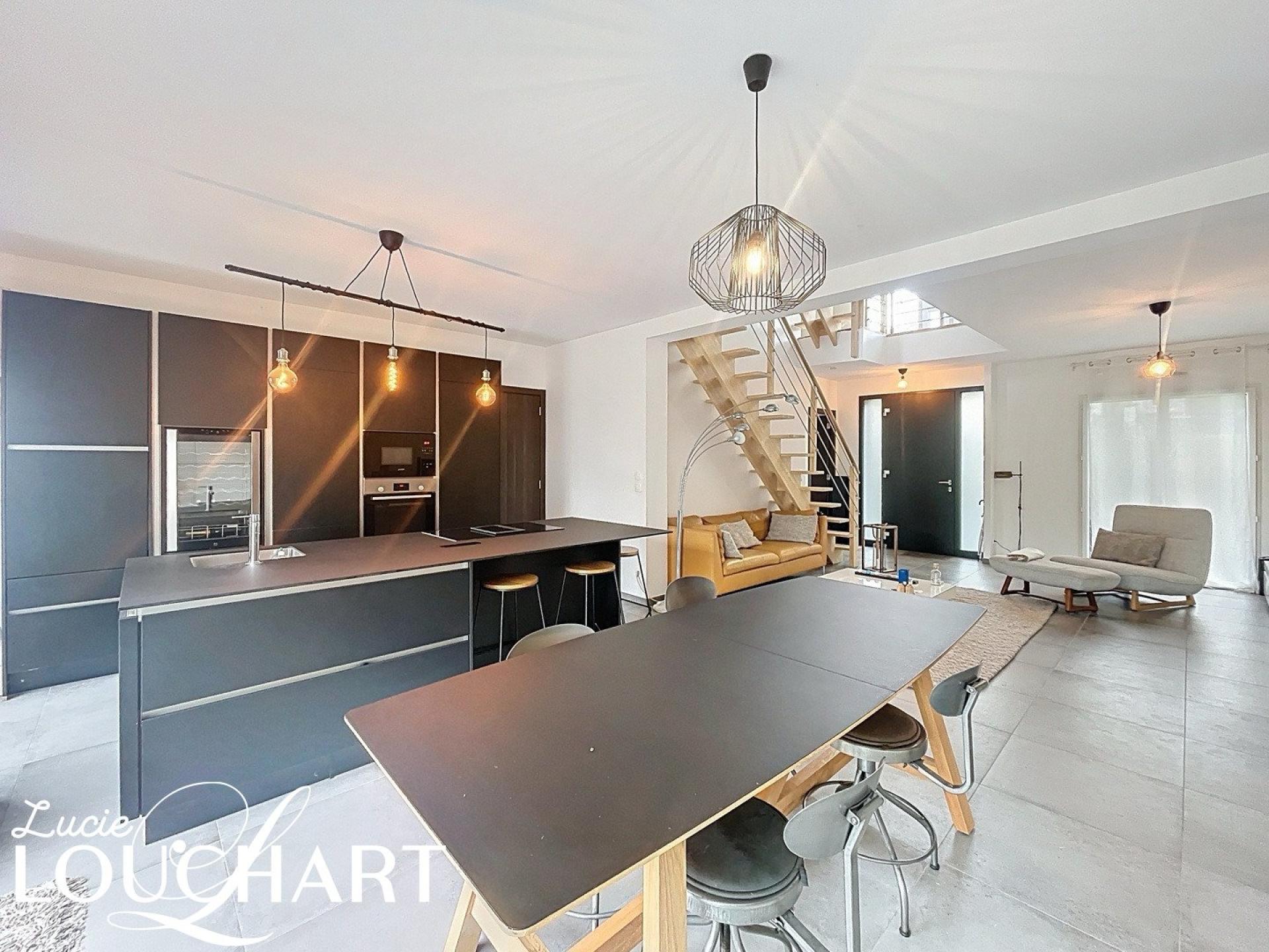 Photo 8 of the listing.