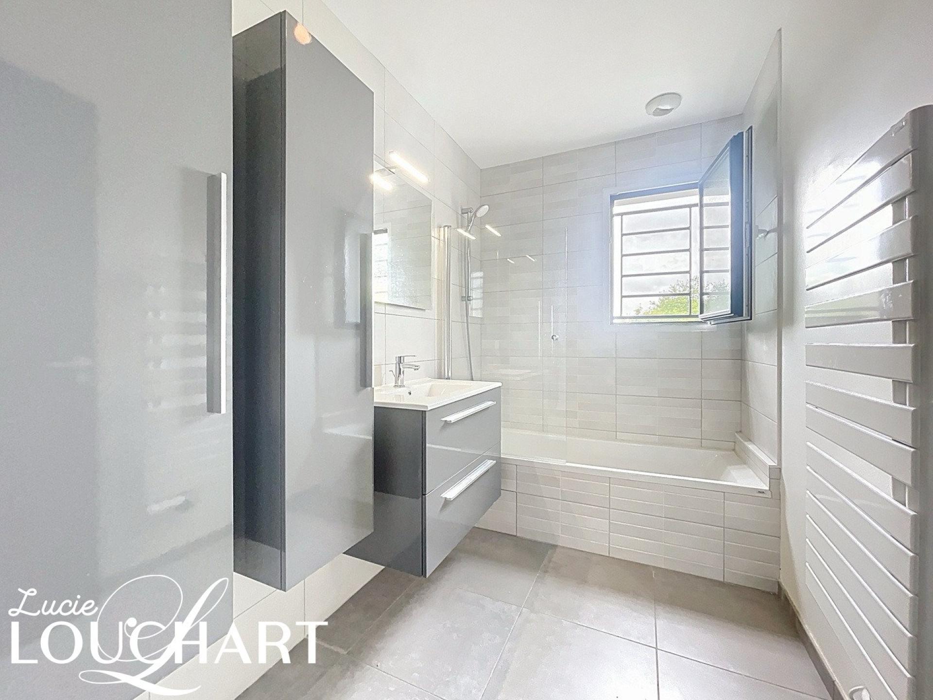 Photo 10 of the listing.