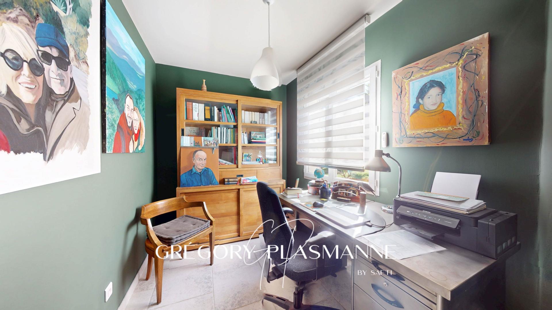 Photo 10 of the listing.