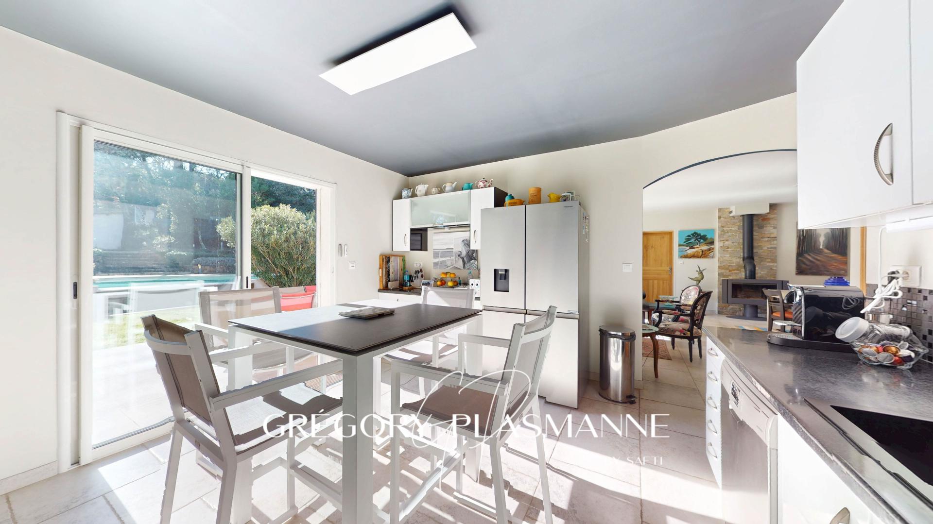 Photo 4 of the listing.