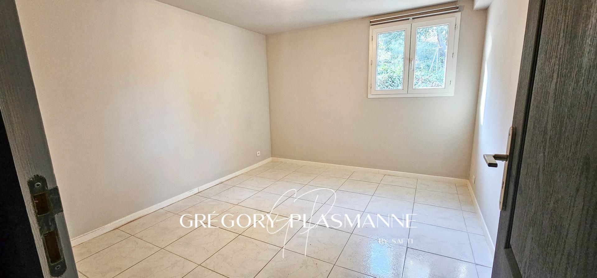 Photo 12 of the listing.