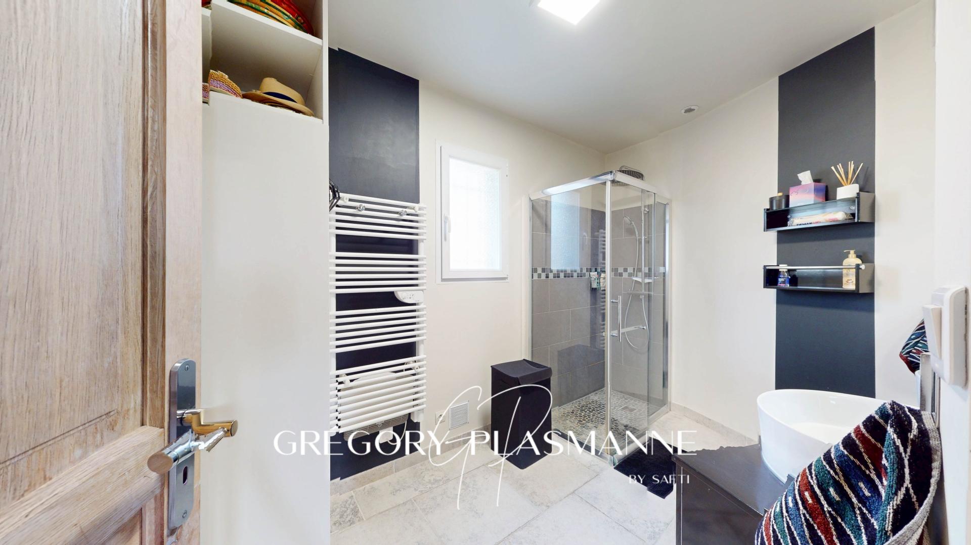 Photo 9 of the listing.