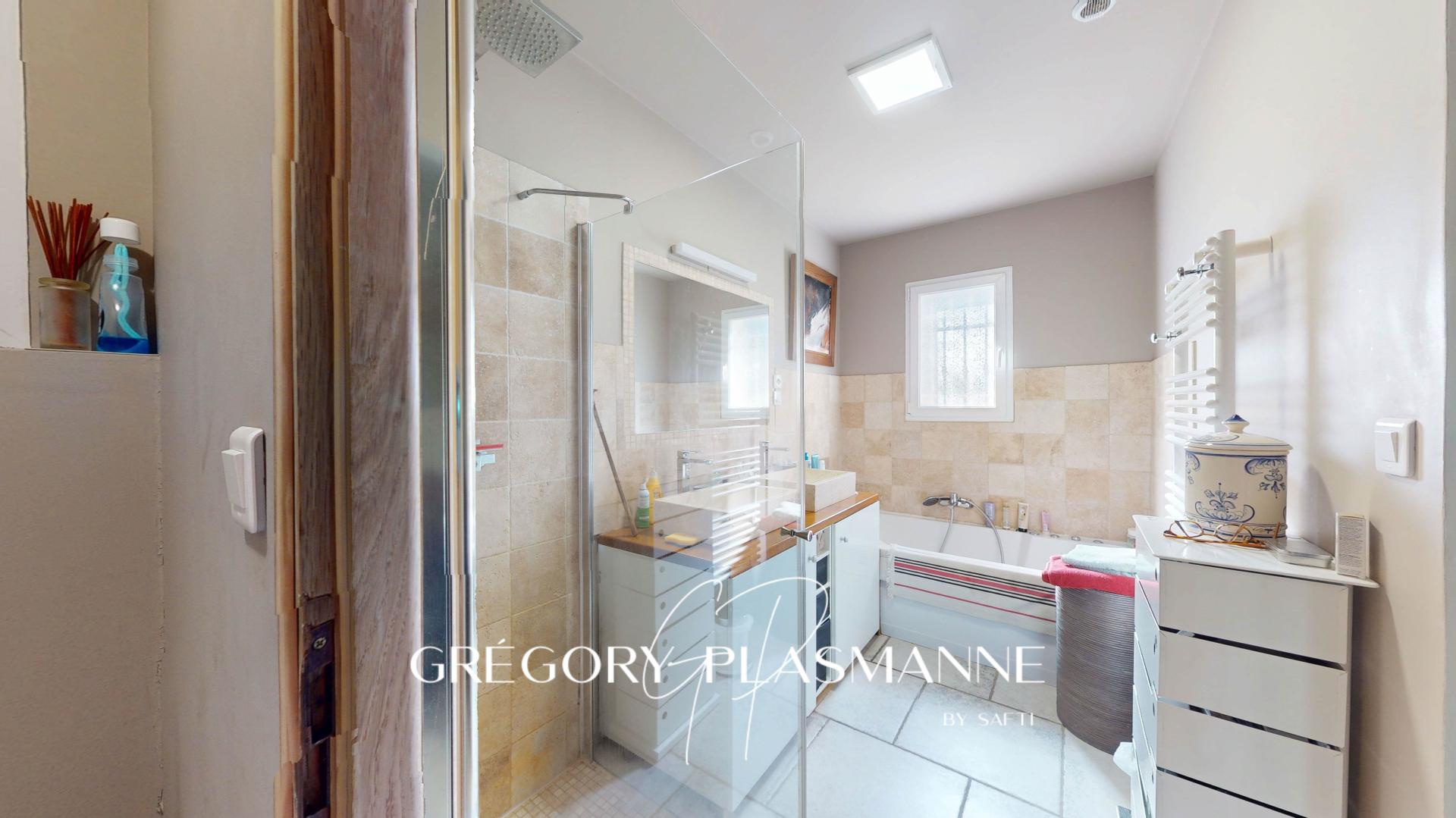 Photo 6 of the listing.