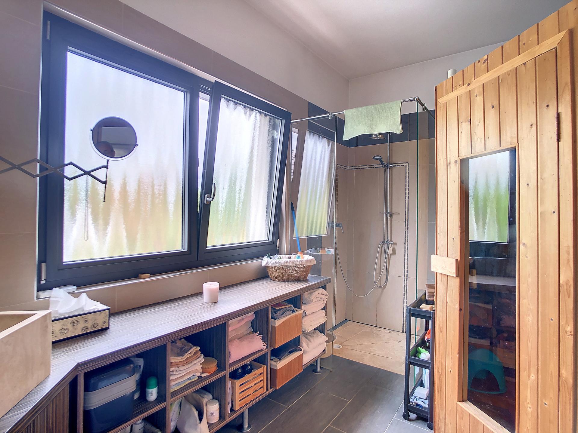 Photo 5 of the listing.