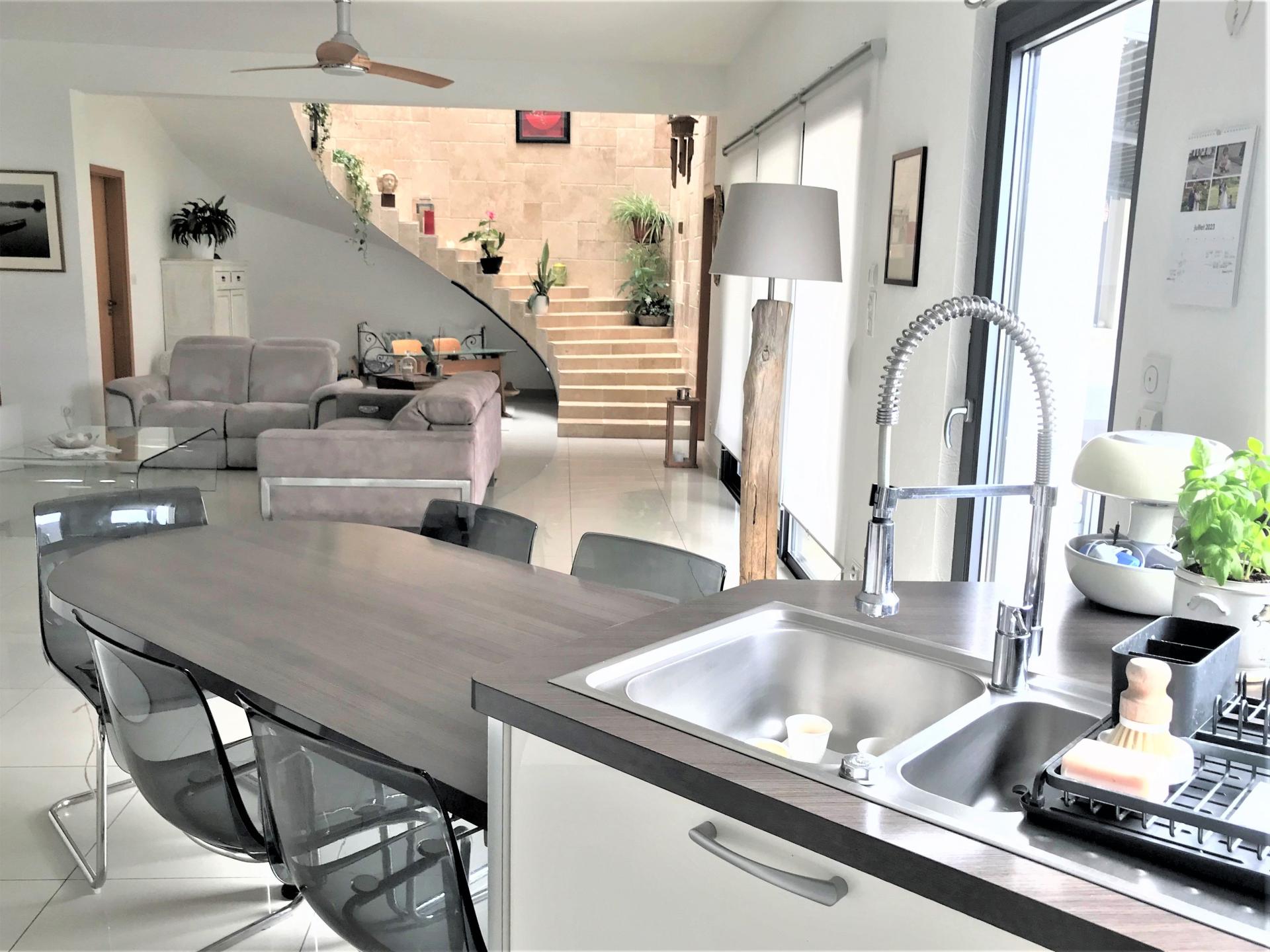 Photo 4 of the listing.