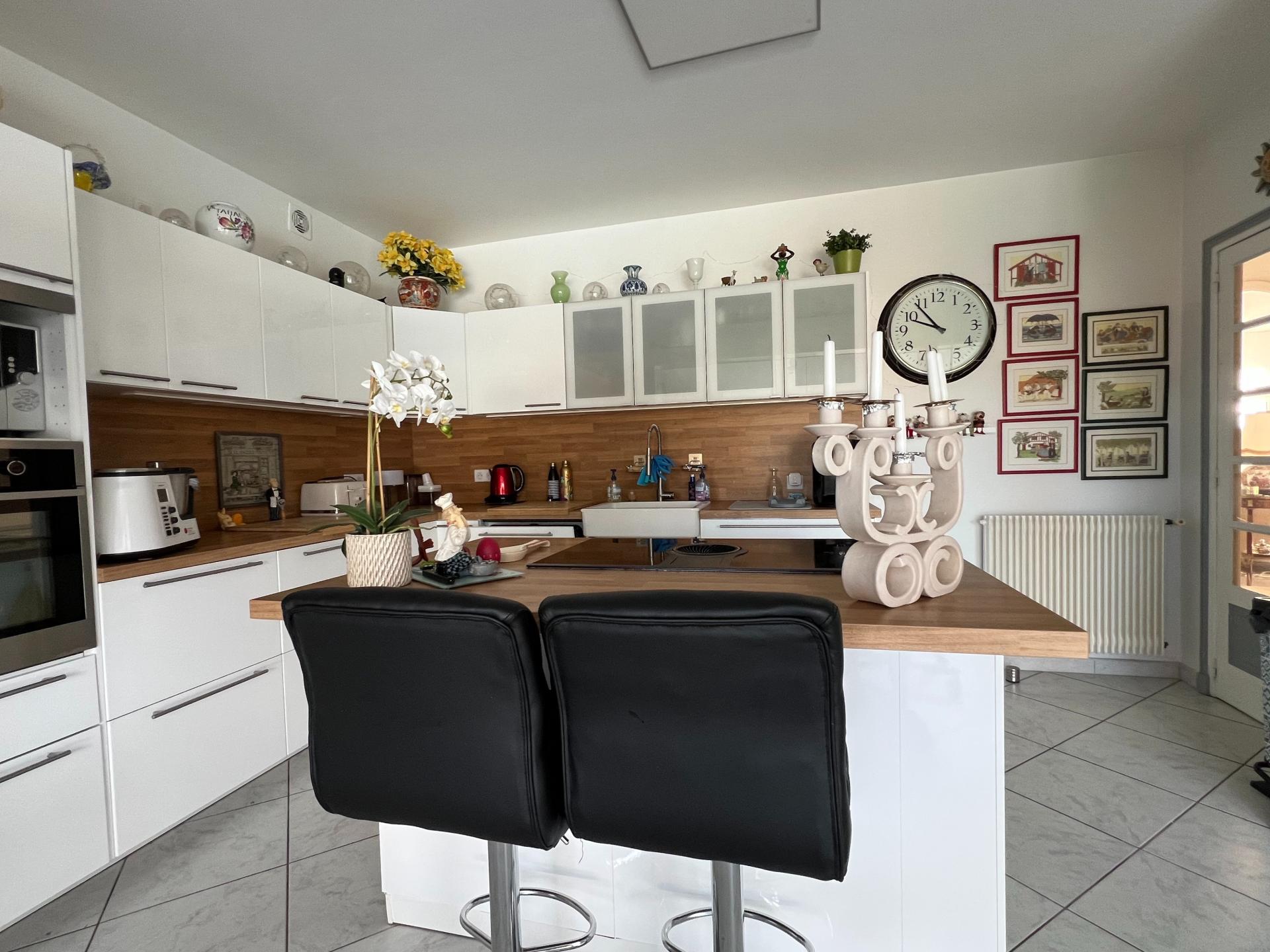 Photo 7 of the listing.