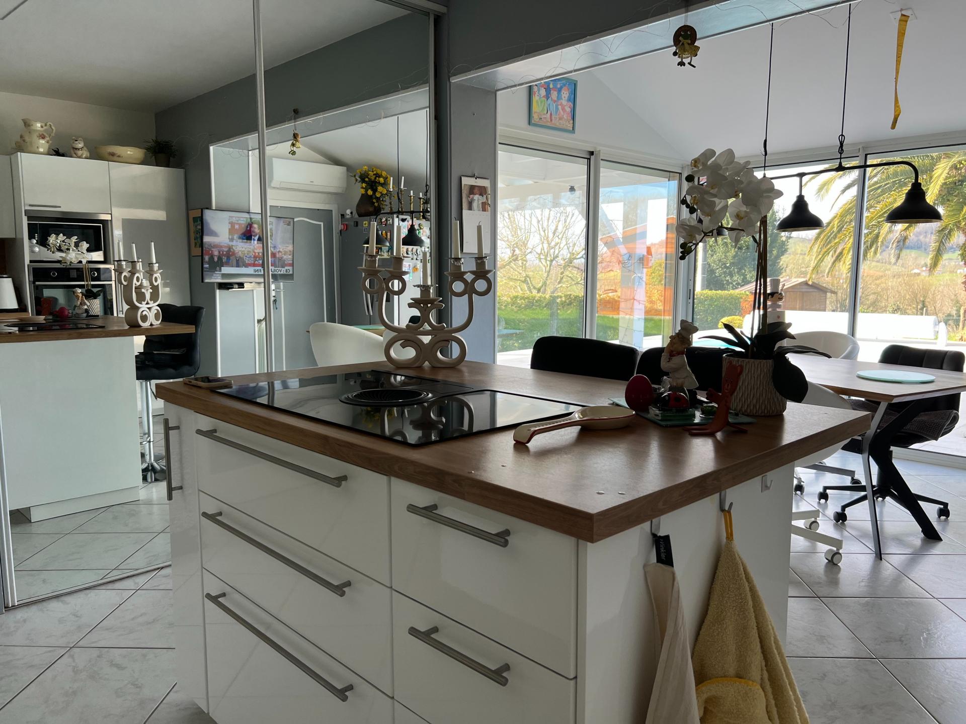 Photo 6 of the listing.